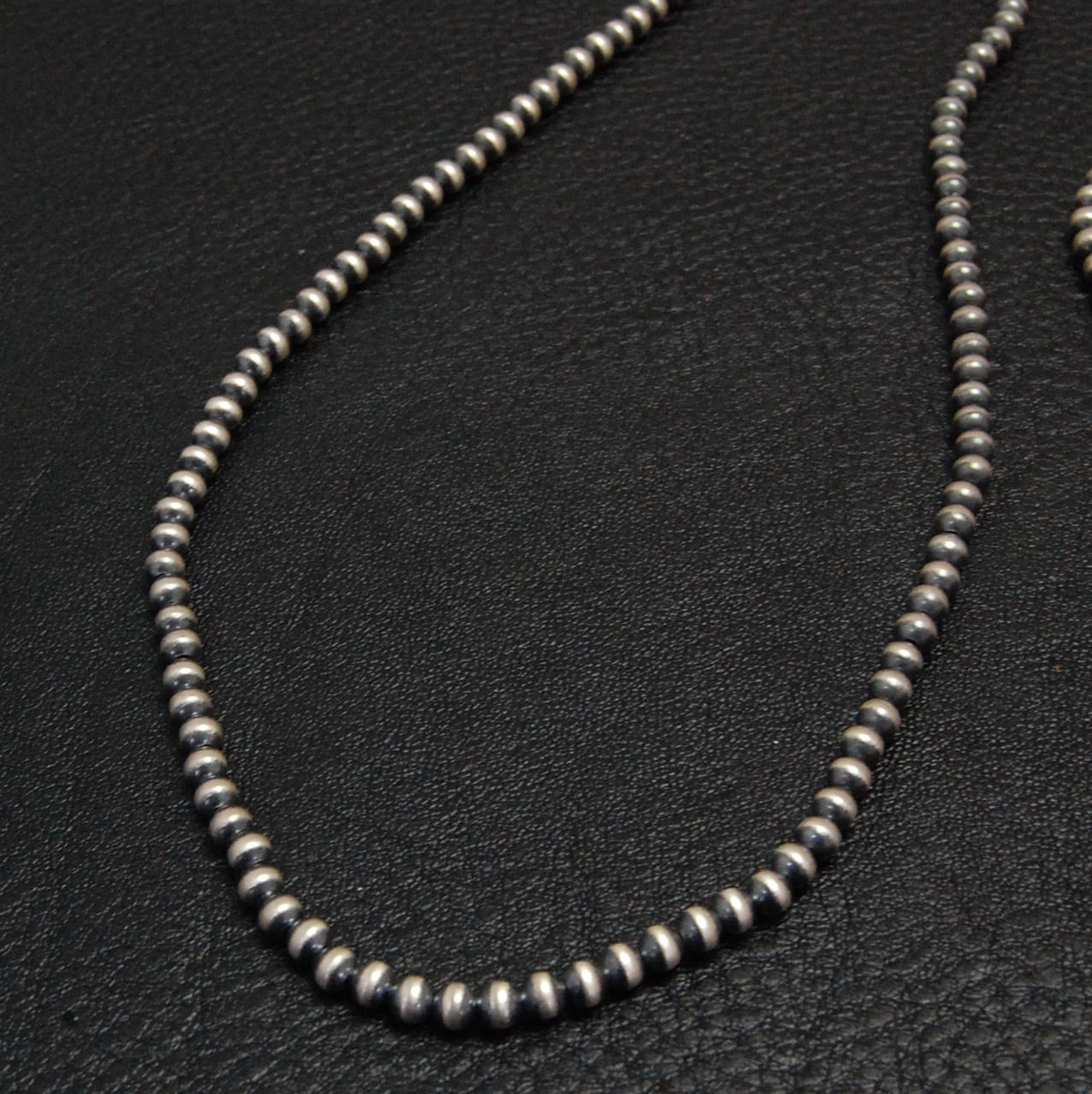 NAVAJO（ナバホ）族 アーティスト作 ナバホパールネックレスチェーン