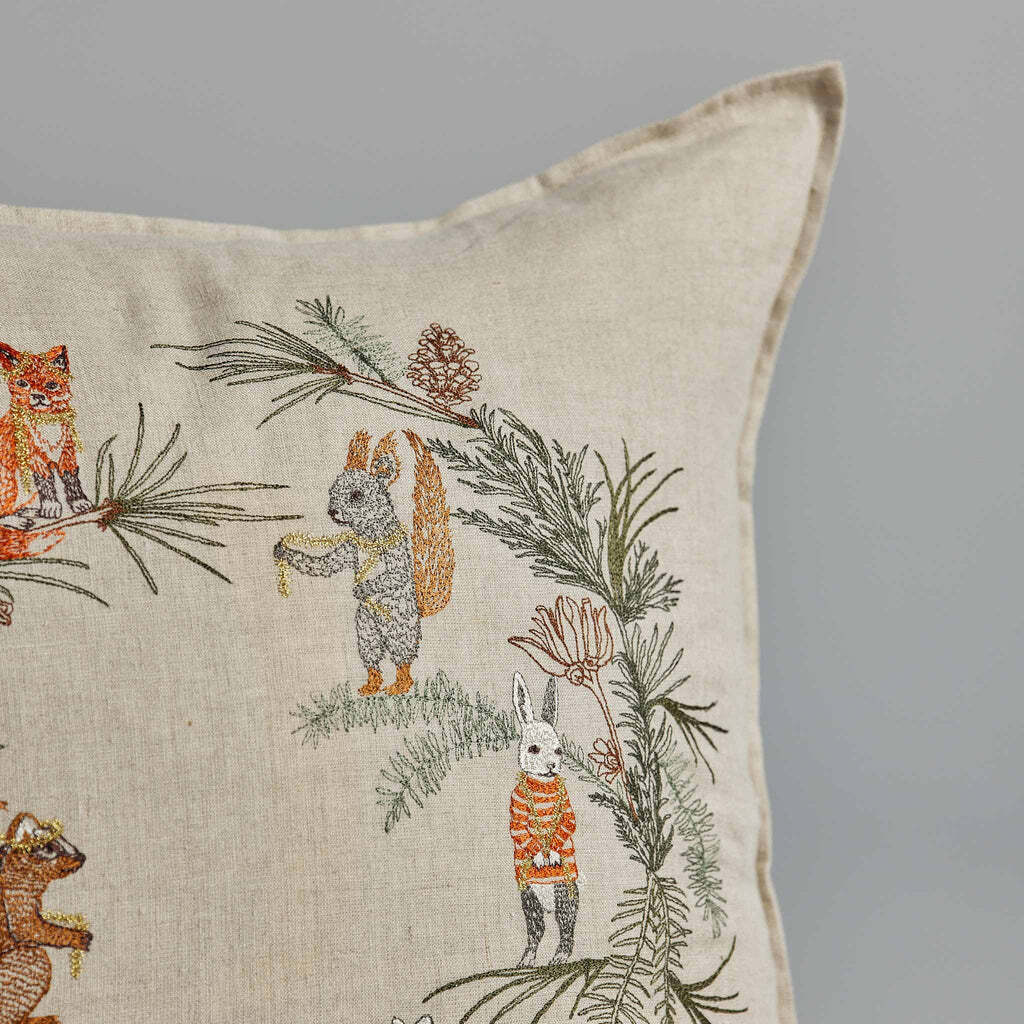 CORAL&TUSK [Tree Trimmers Wreath Pillow] ツリーを囲む動物たち