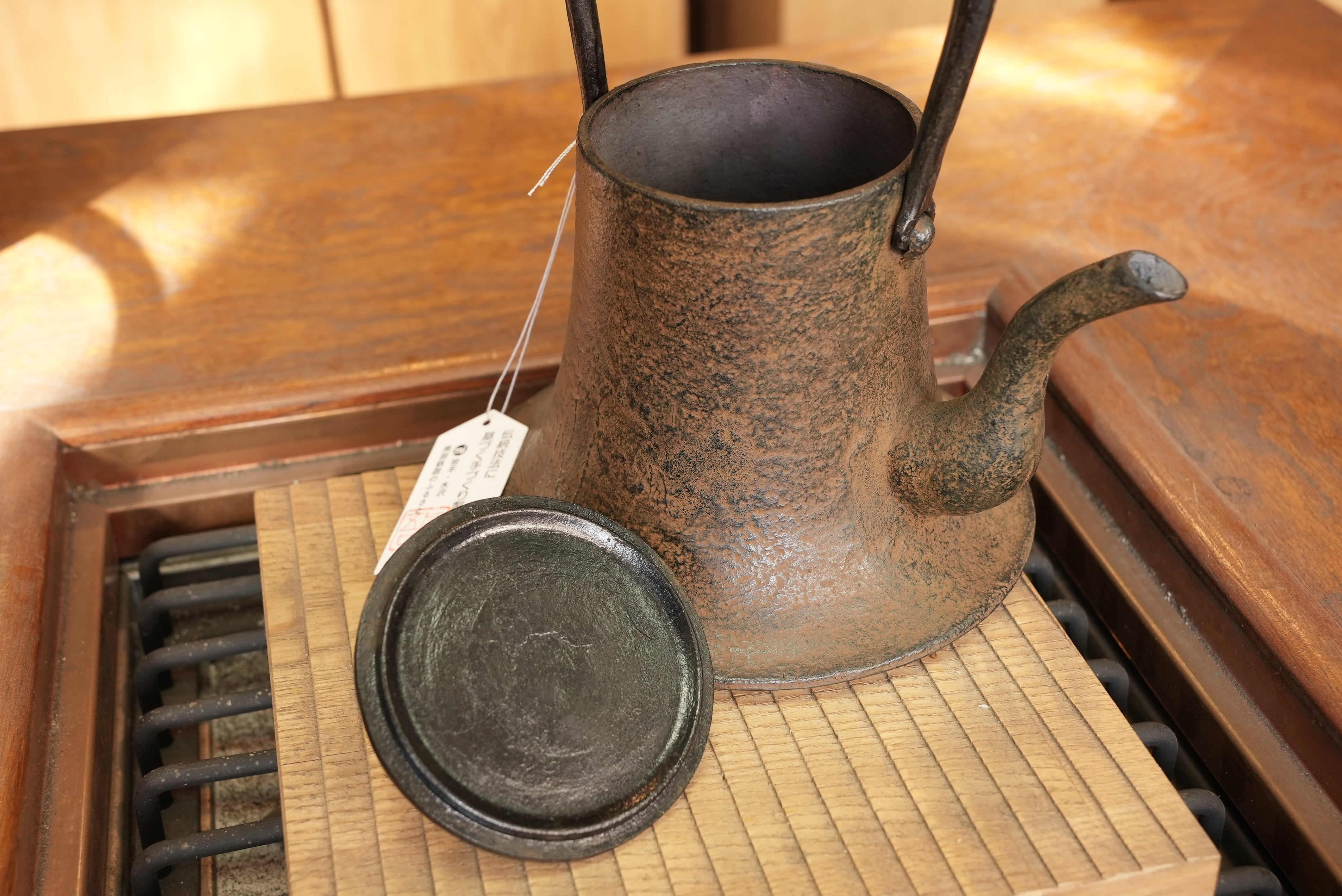 南部鉄器 鉄瓶 富士形 松 0.7L 松鹿堂 伝統工芸士 菊池真吾作 | 1848年
