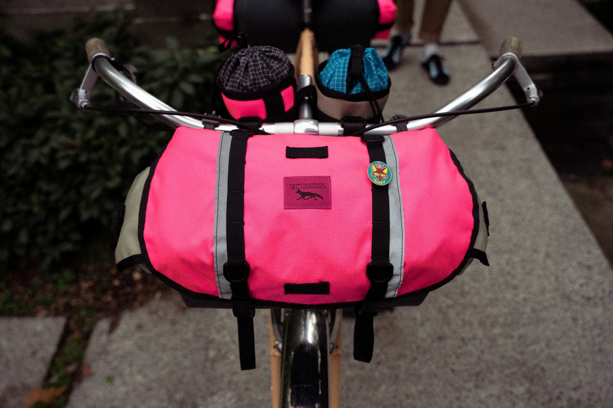 SWIFT INDUSTRIES】15th Anniversary Zeitgeist Saddle Bag (Hot Pink