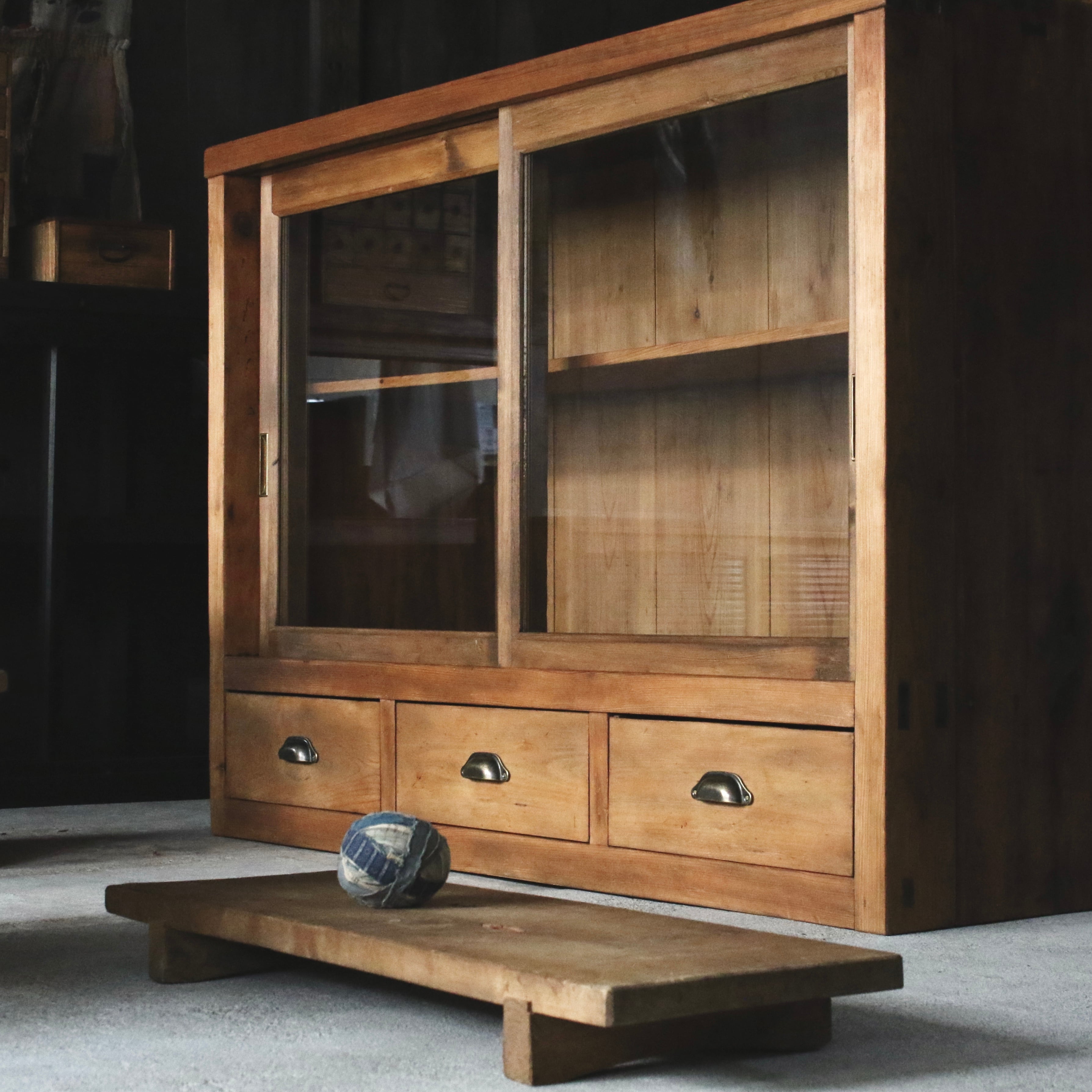 ガラス戸棚《古家具 食器棚 飾り棚》 | Rem Remake Furniture