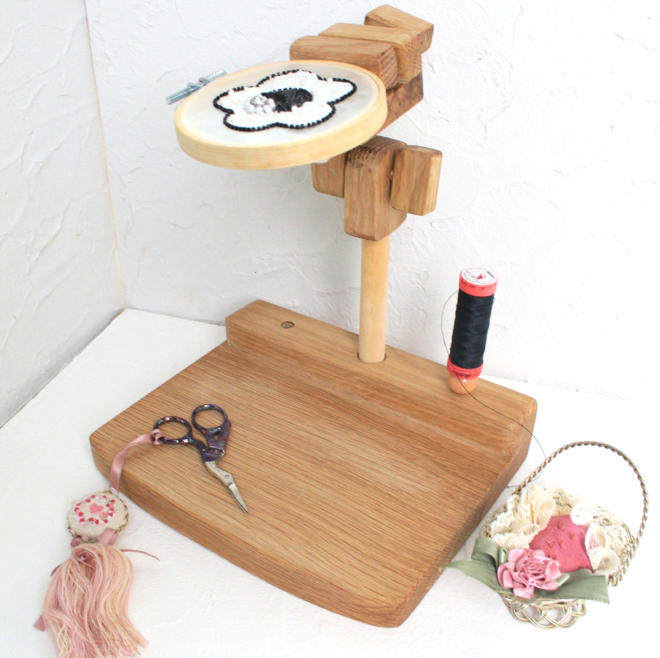 刺繍丸枠スタンド(オークモデル)【木製ハンドル装備+2種のグリップが