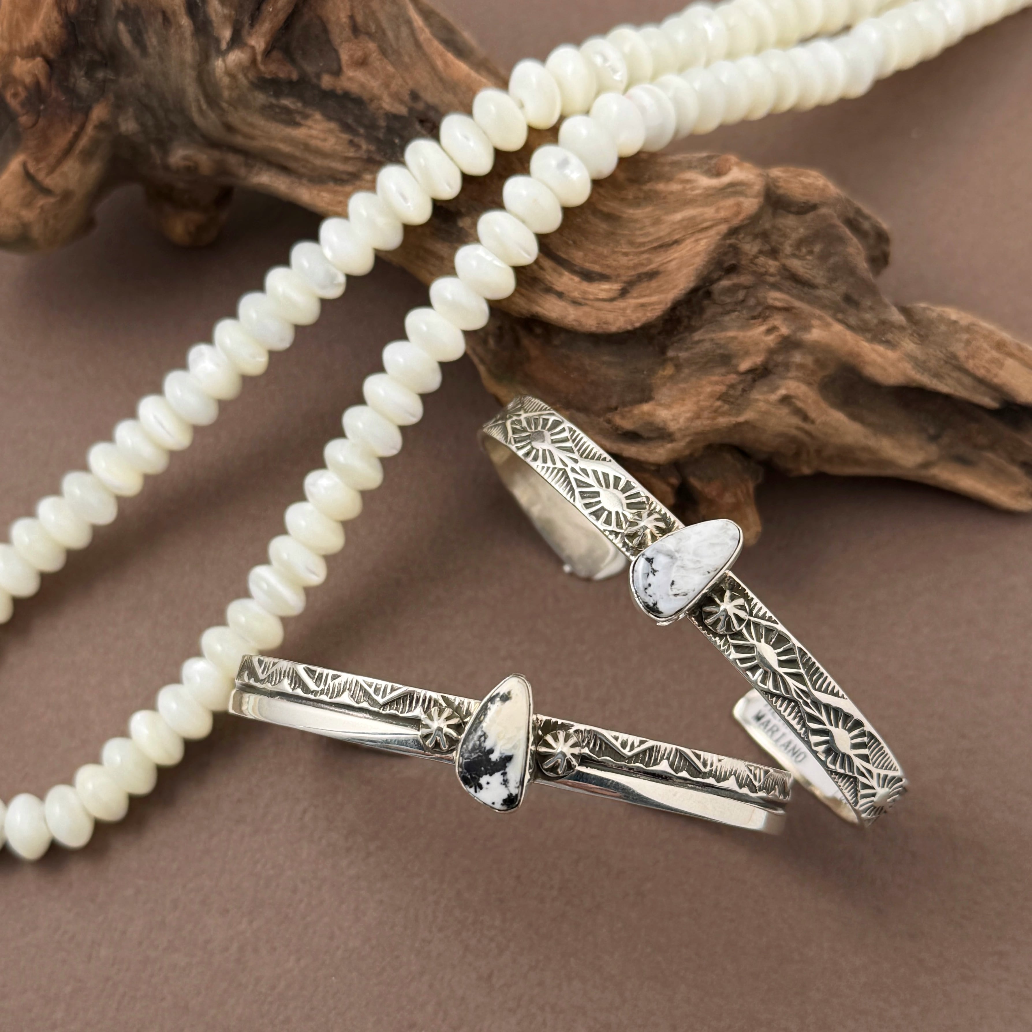 Indian Jewelry 》ホワイトバッファロー スタンプワーク バングル