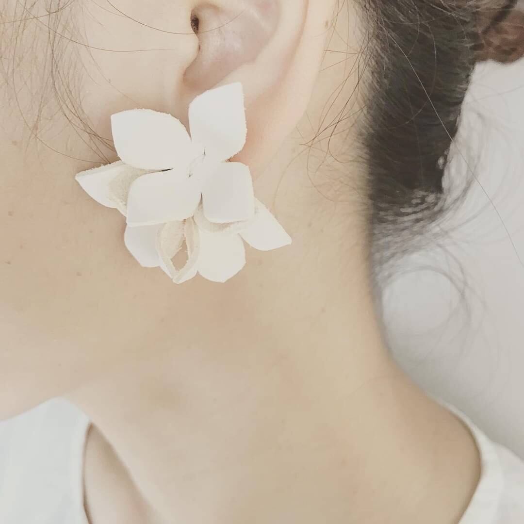 ボリュームフラワーイヤリング/ピアス ホワイト | a蒼o