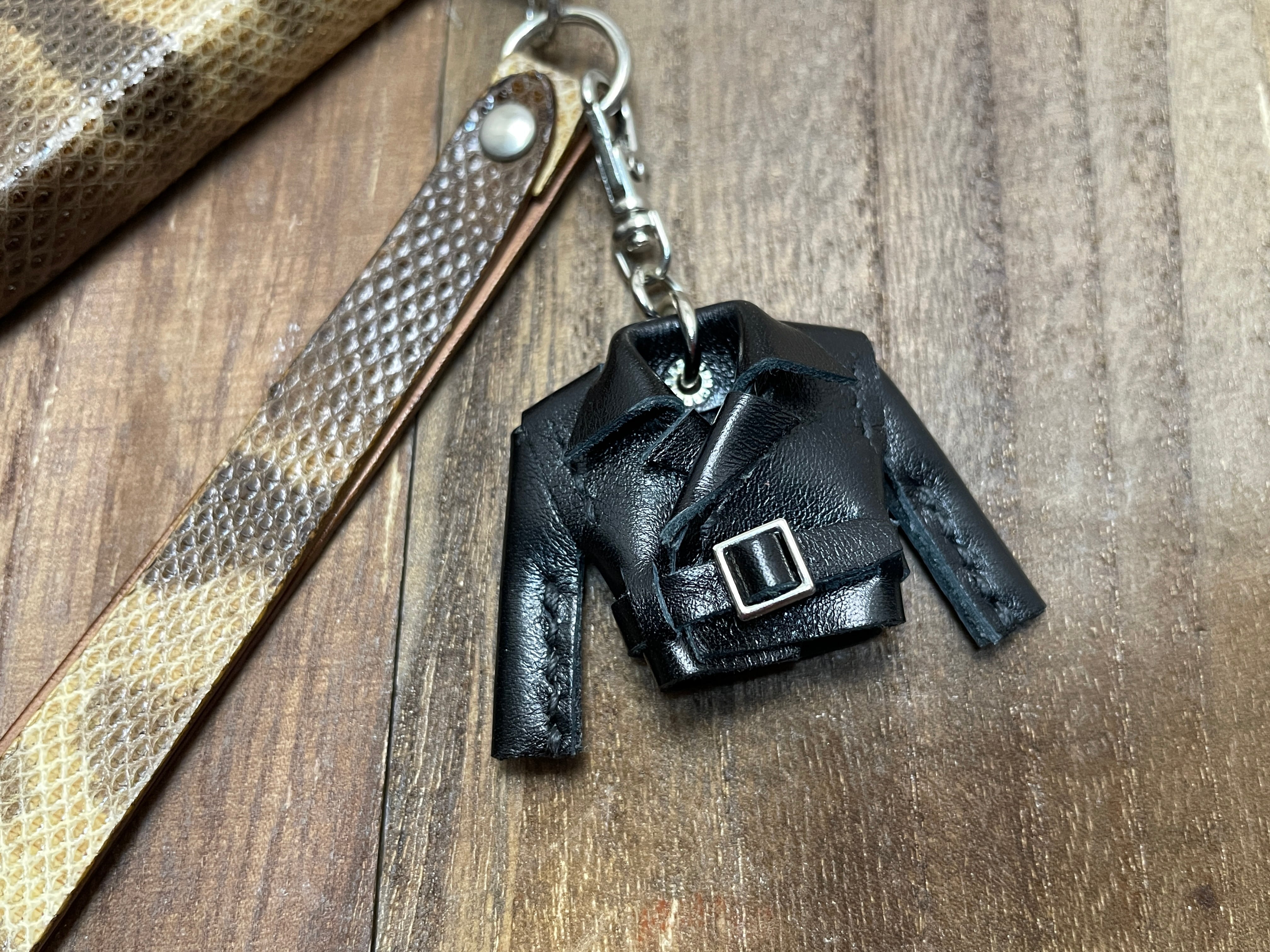 ソフト牛革（艶）の親指サイズのミニチュアライダースジャケット | 革