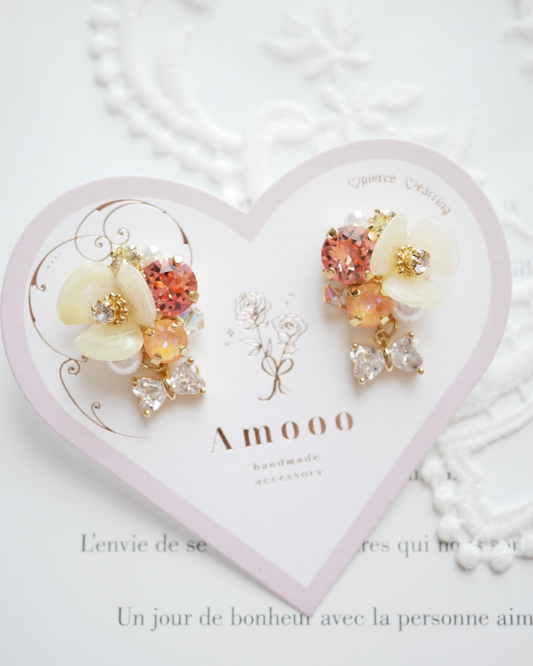 612 カラフルブルームビジューハートリボンピアス/イヤリング | Amooo