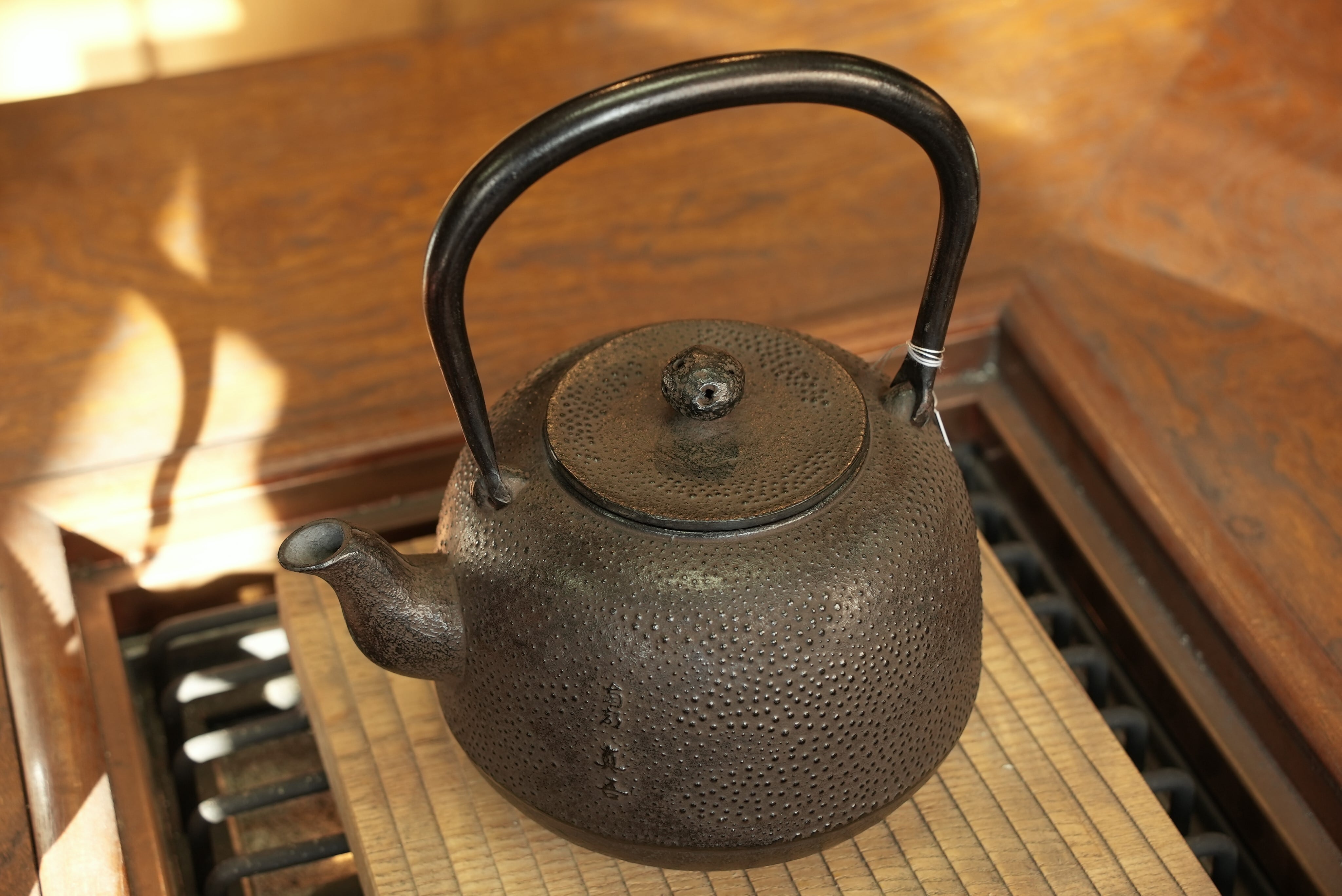 南部鉄器 鉄瓶 棗 中 ぼかし霰 1.4L 松鹿堂 伝統工芸士 菊池真吾作