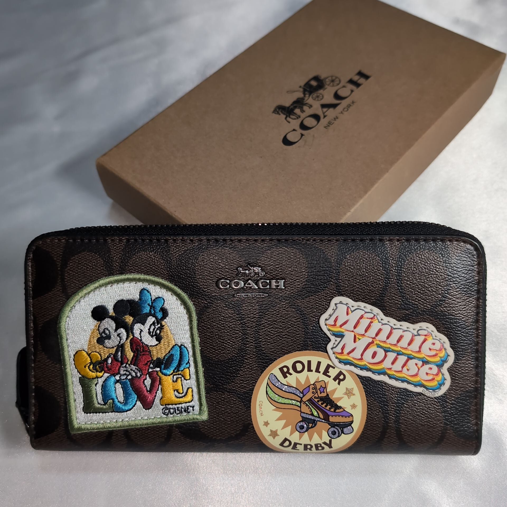 COACHコーチ×ディズニーコラボ ミニーマウスパッチワーク ラウンド