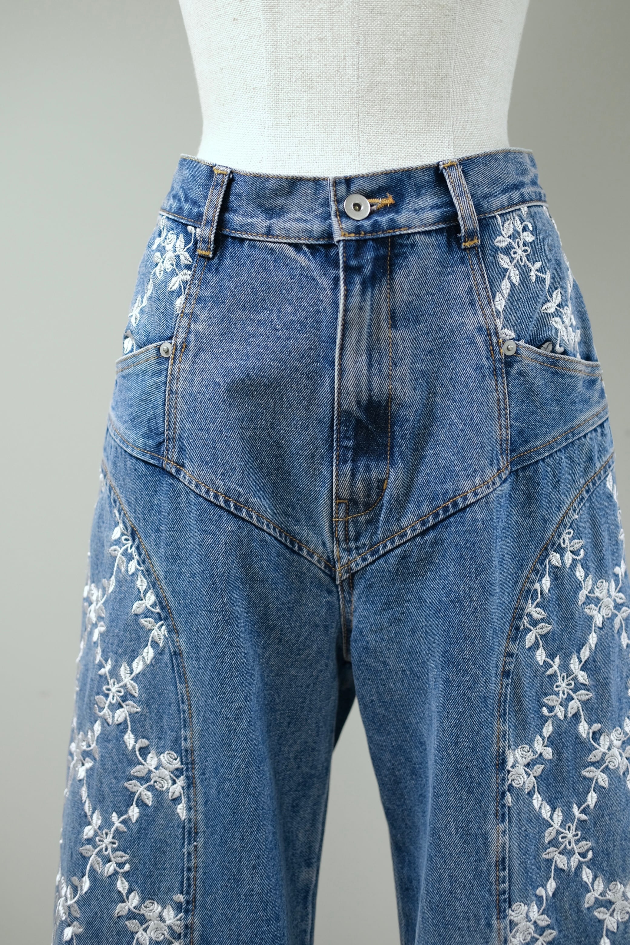FETICO】FLOWER EMBROIDERED WIDE JEANS - indigo - | loop