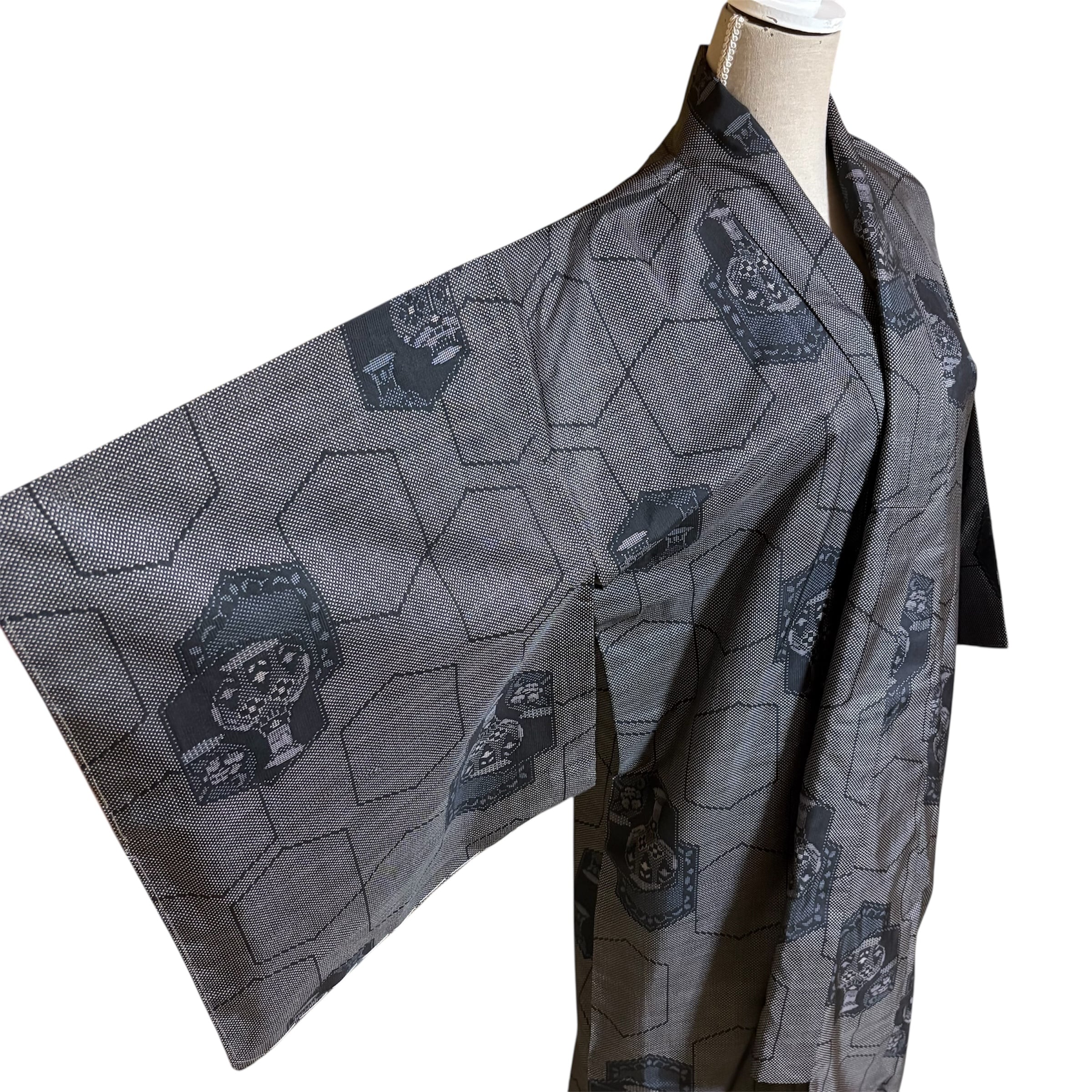 本場大島紬 7マルキ 亀甲重ね陶器文 証紙付き しつけ糸付き 未使用