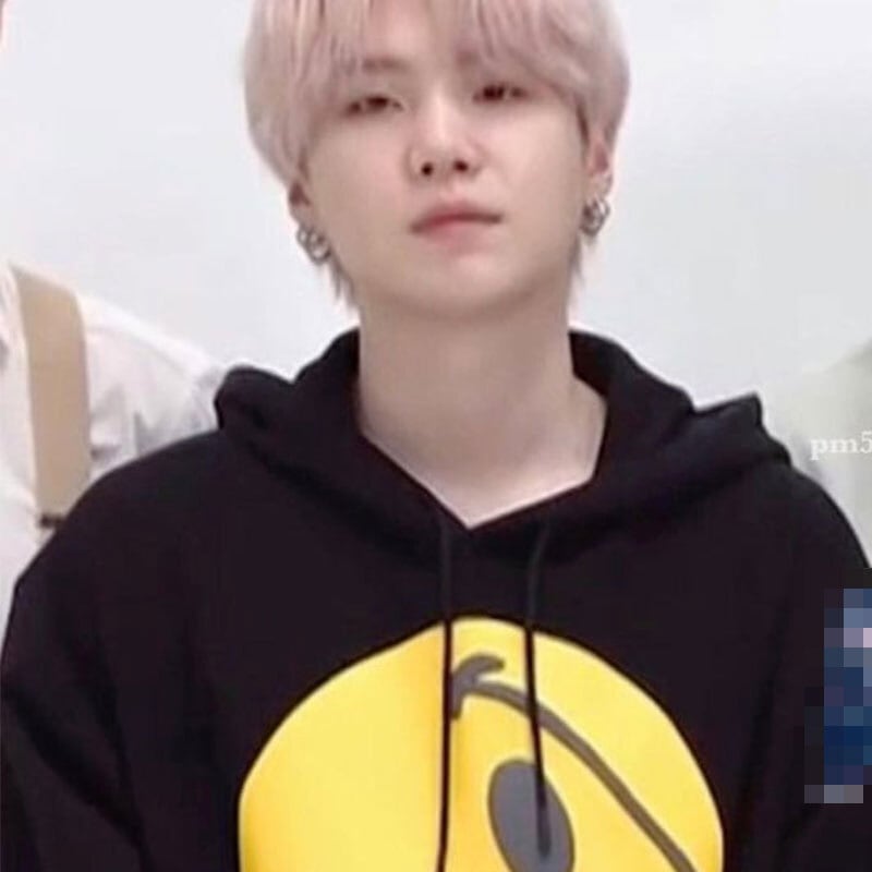 スマイルブラックフーディー BTS SUGA ユンギ 着用モデル | 日本未入荷