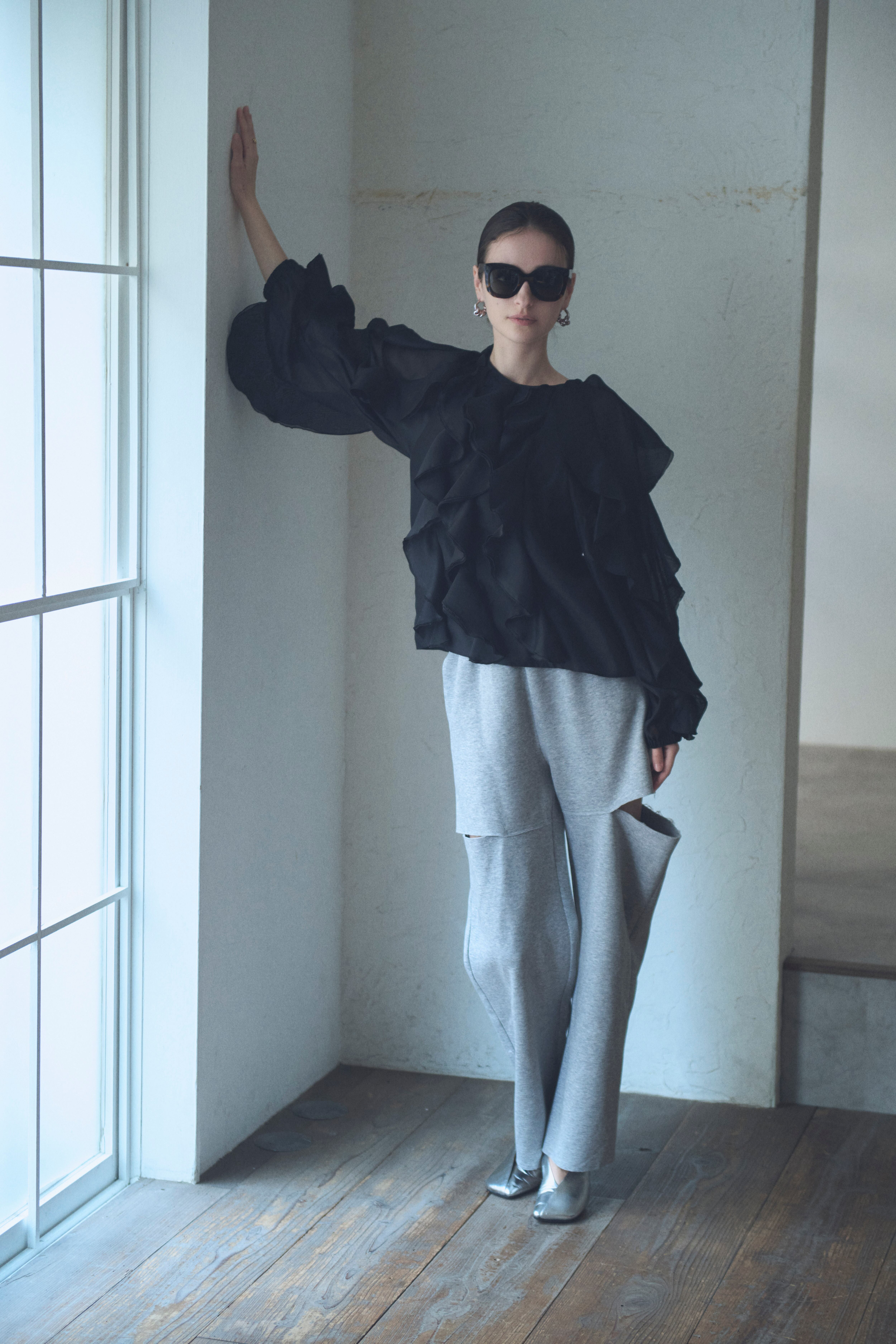 3/6(FRI)21:00ーLine Frill Blouse | Bluelea