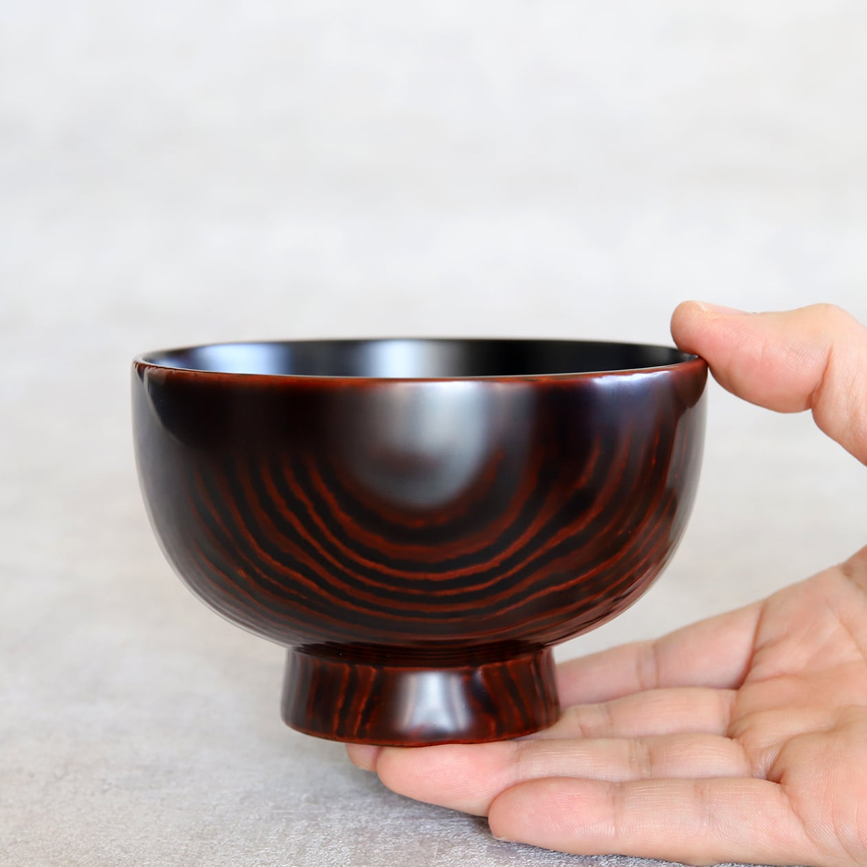 お味噌汁がたっぷり入るサイズ。漆の質感と自然な木目の味わいもある