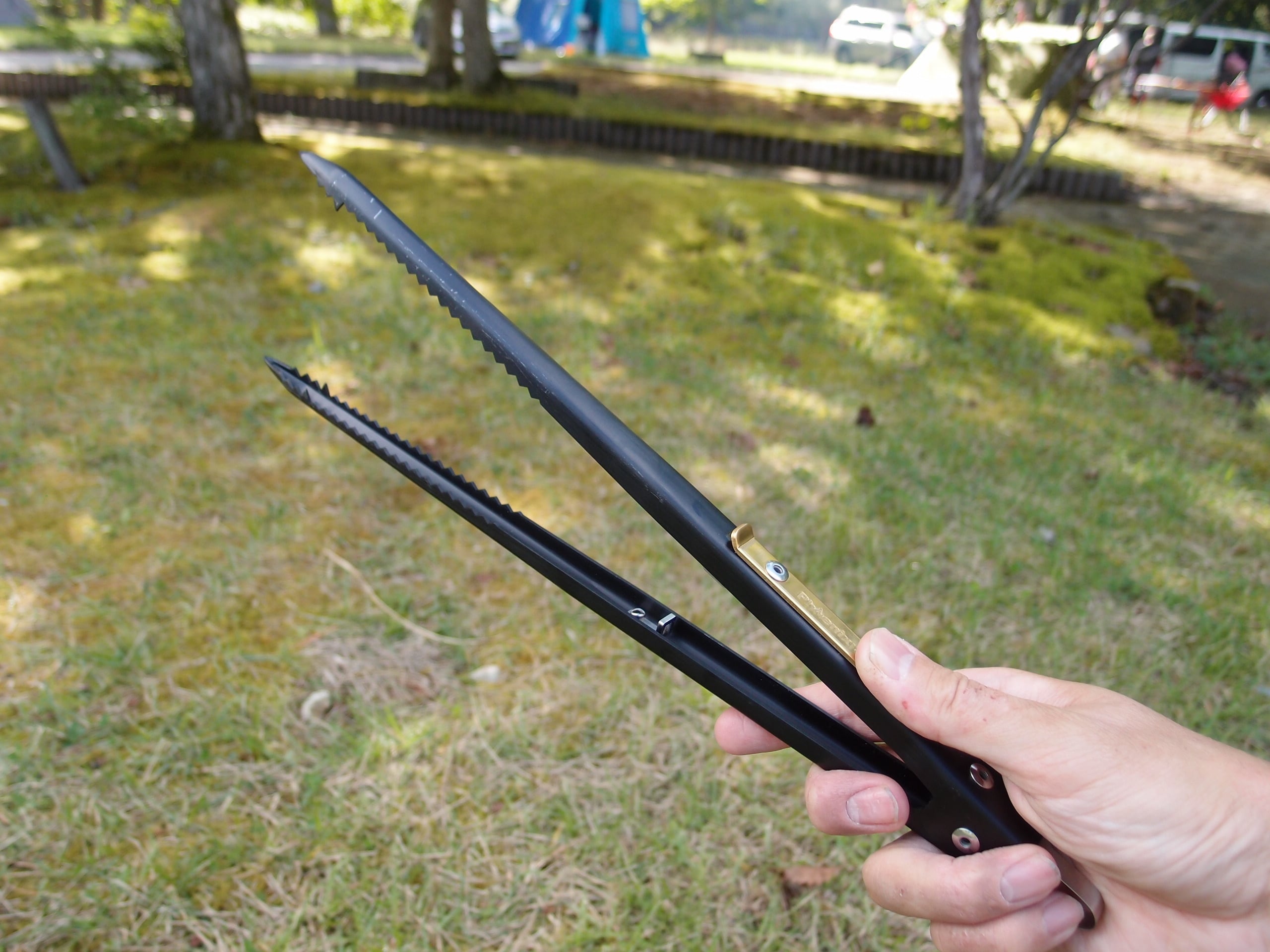 強力薪ばさみ「劔（つるぎ）トング」ブラックエディション