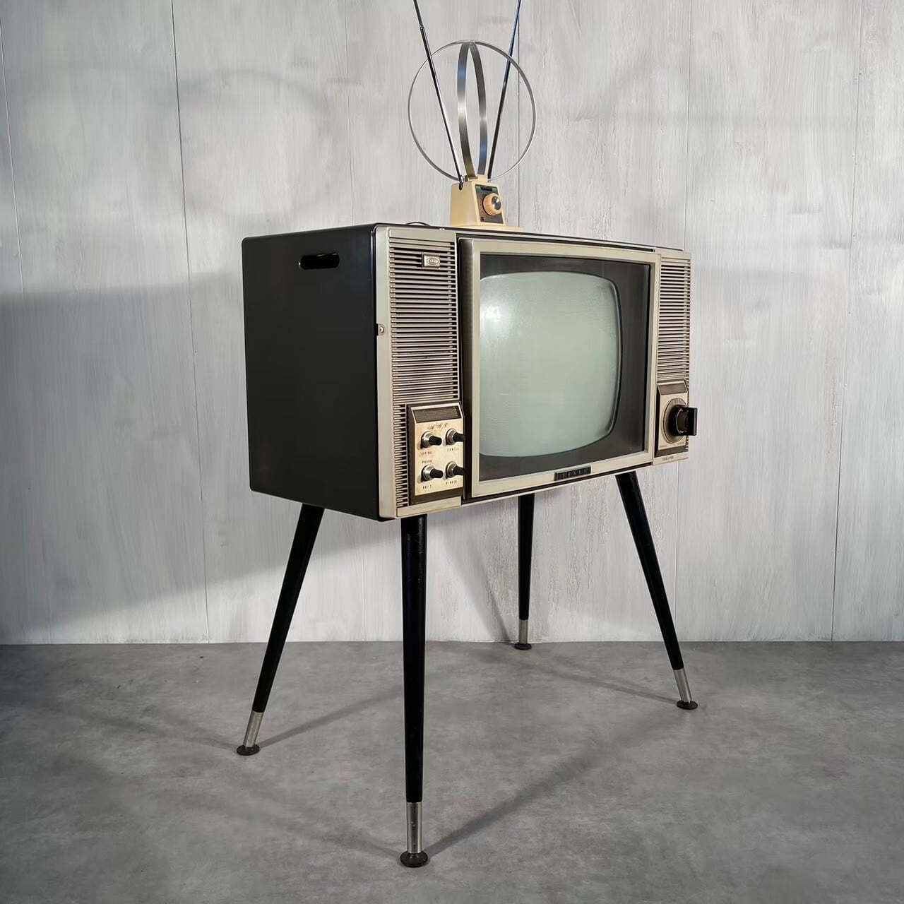 スペースエイジ感がある昔のテレビ | Pay ID