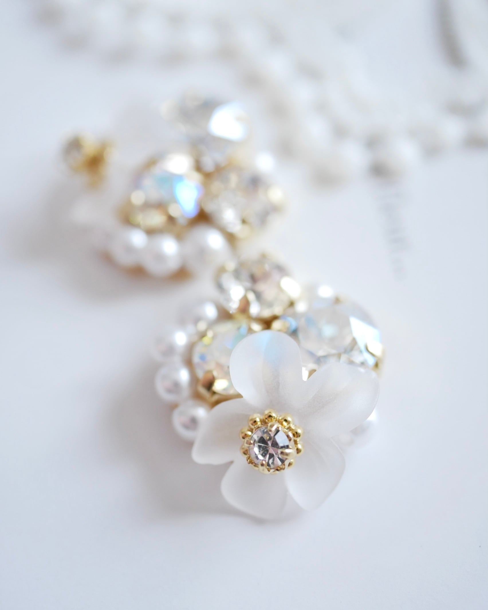 740 bloomワンカラービジューピアス/イヤリング | Amooo
