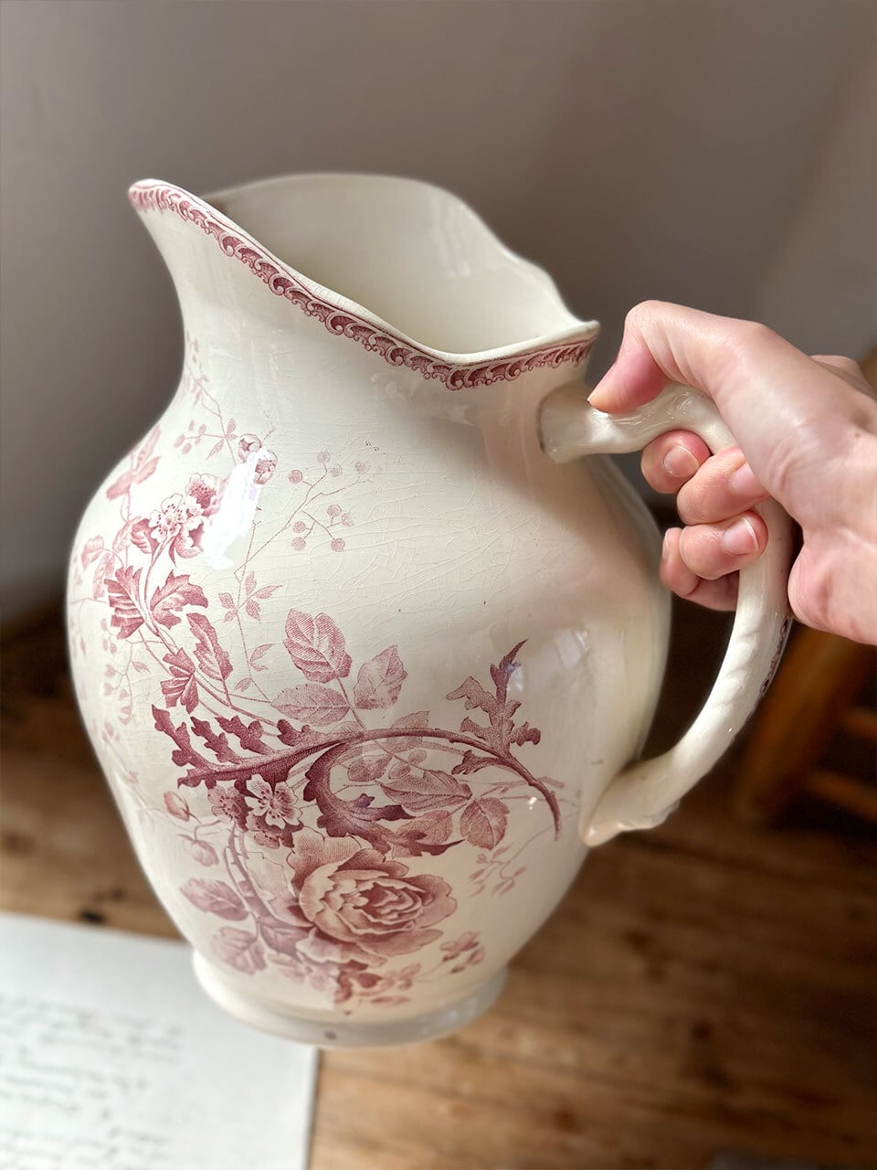 陶器のピッチャー ジャグ 水差し 赤い花柄 Choisy le roi | Brocante