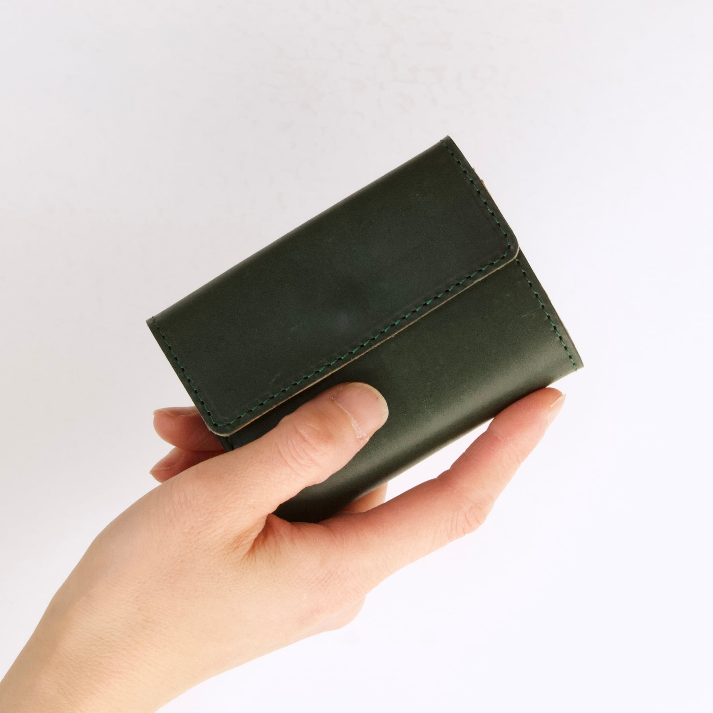 小さいカードサイズのコンパクトな三つ折り財布（お札折らない