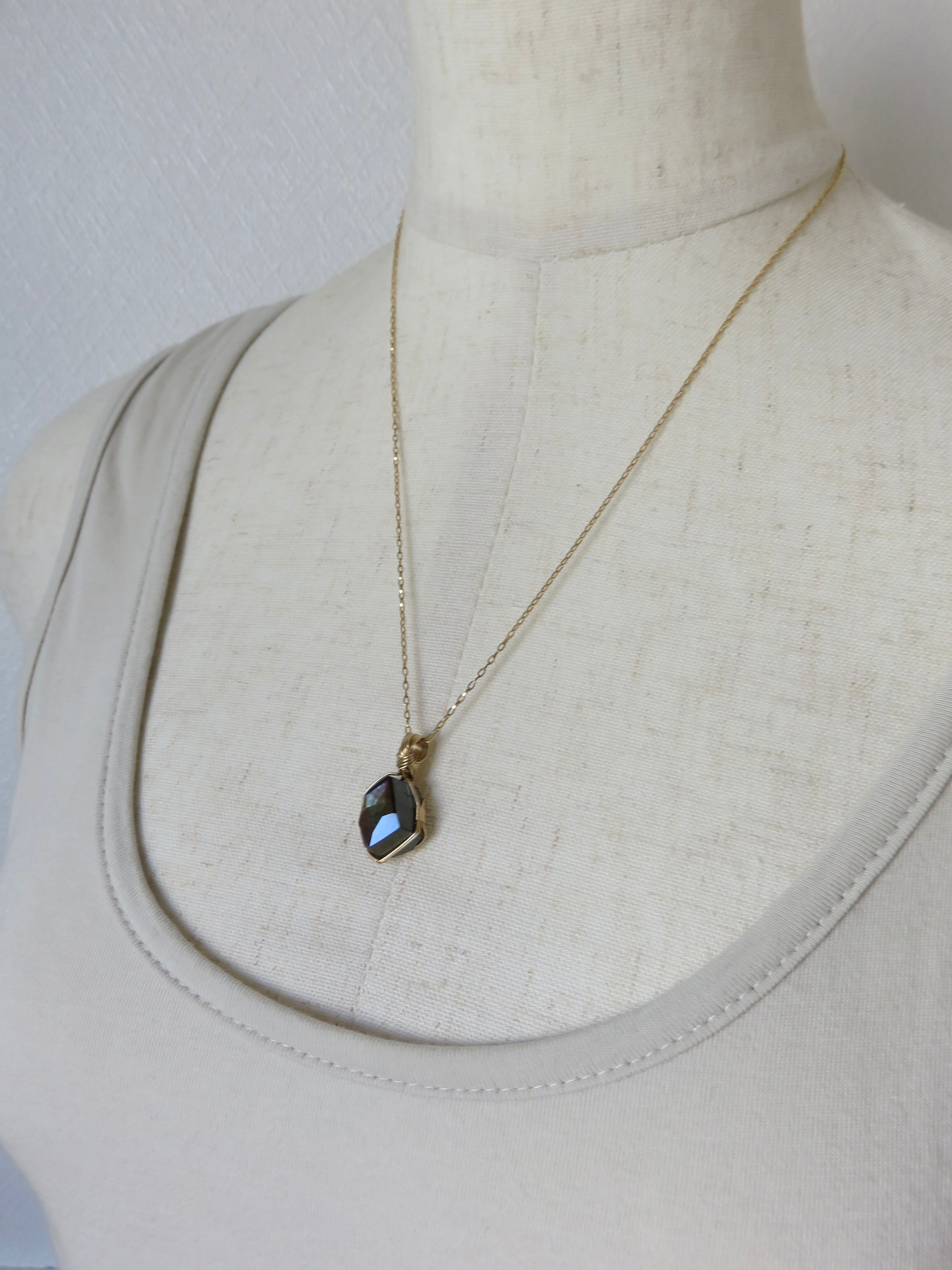 萌】奈良県天川村産レインボーガーネット(12.4ct)女神巻きペンダント
