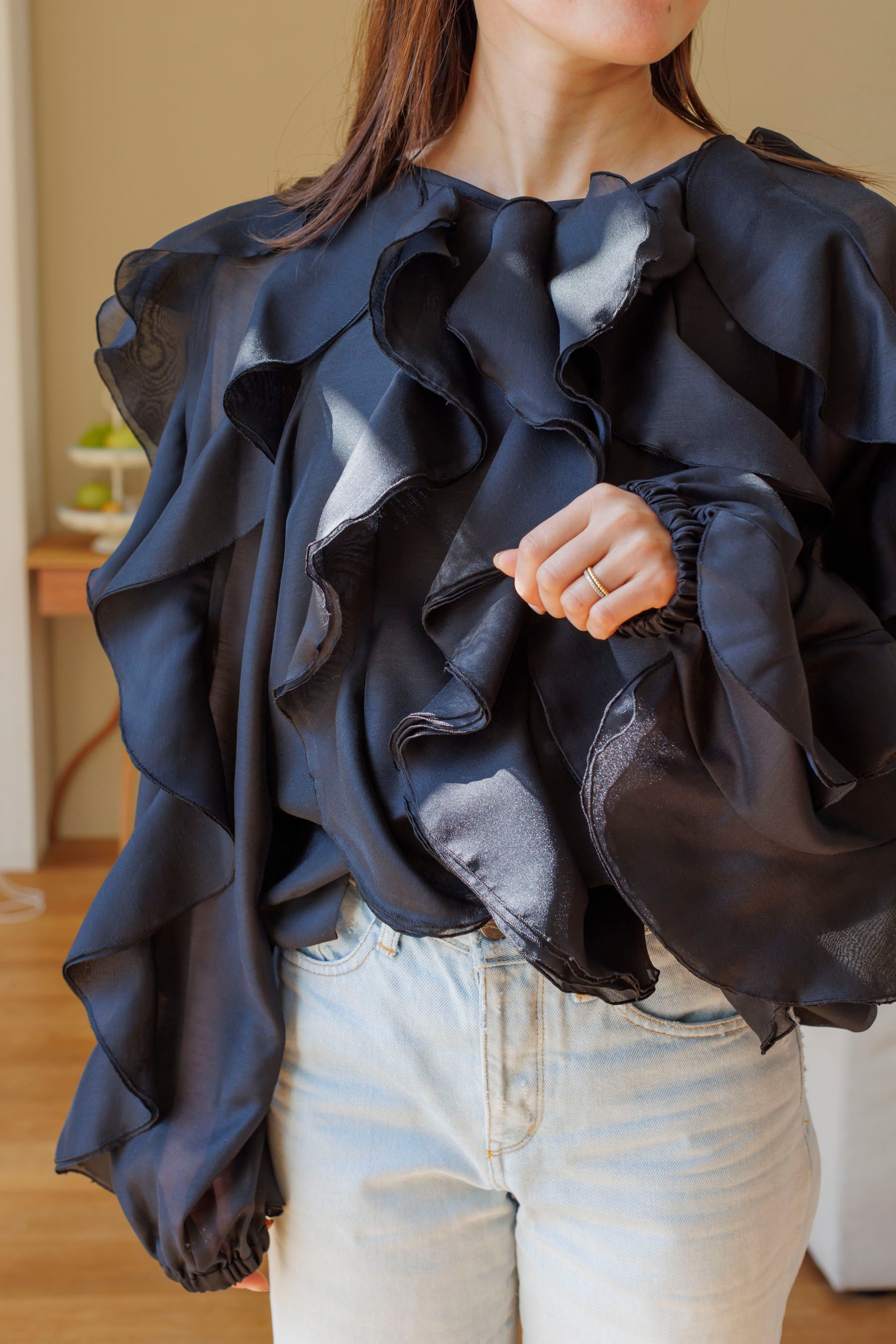 3/6(FRI)21:00ーLine Frill Blouse | Bluelea