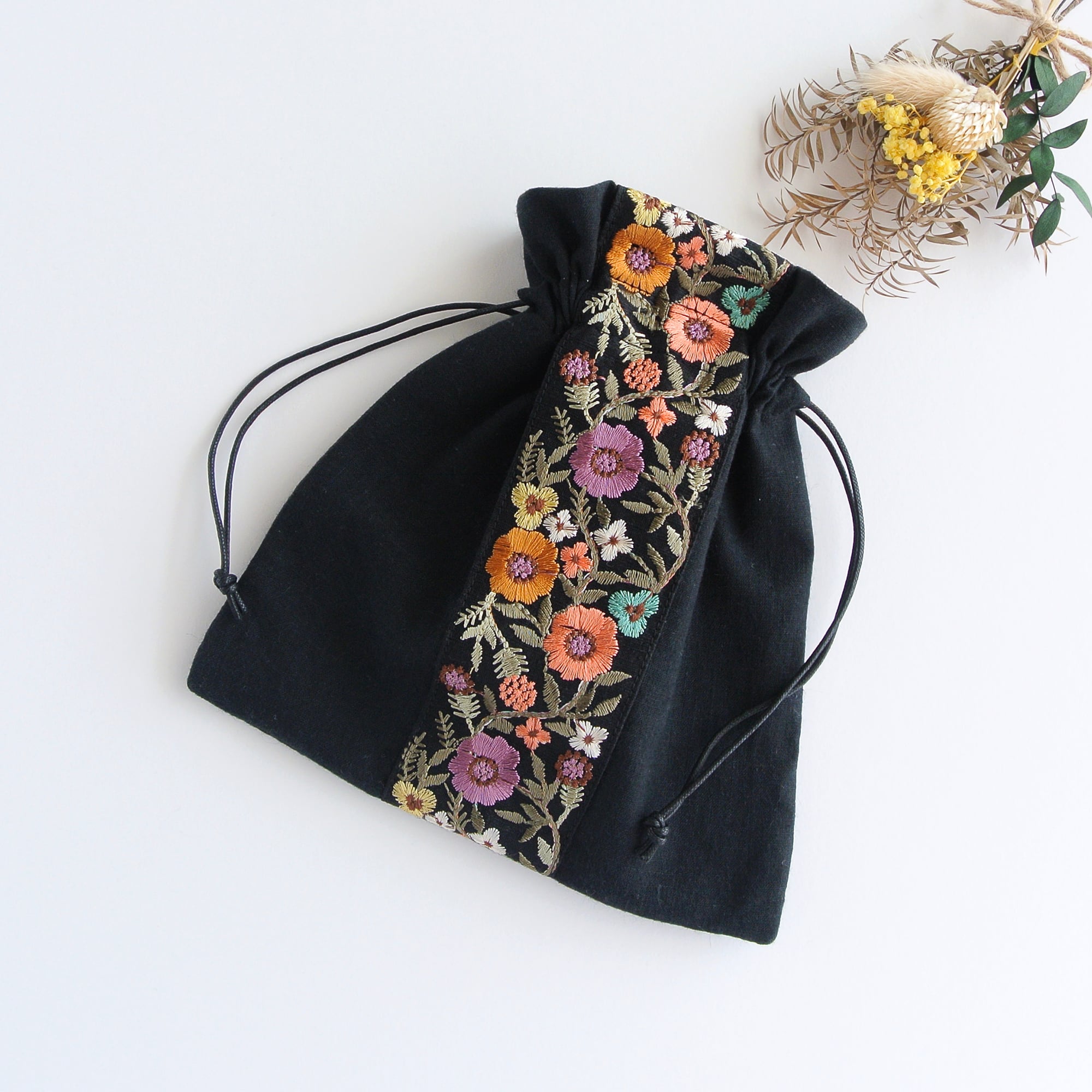 インド刺繍リボンの巾着ポーチ ブラック | がまぐちコレクト