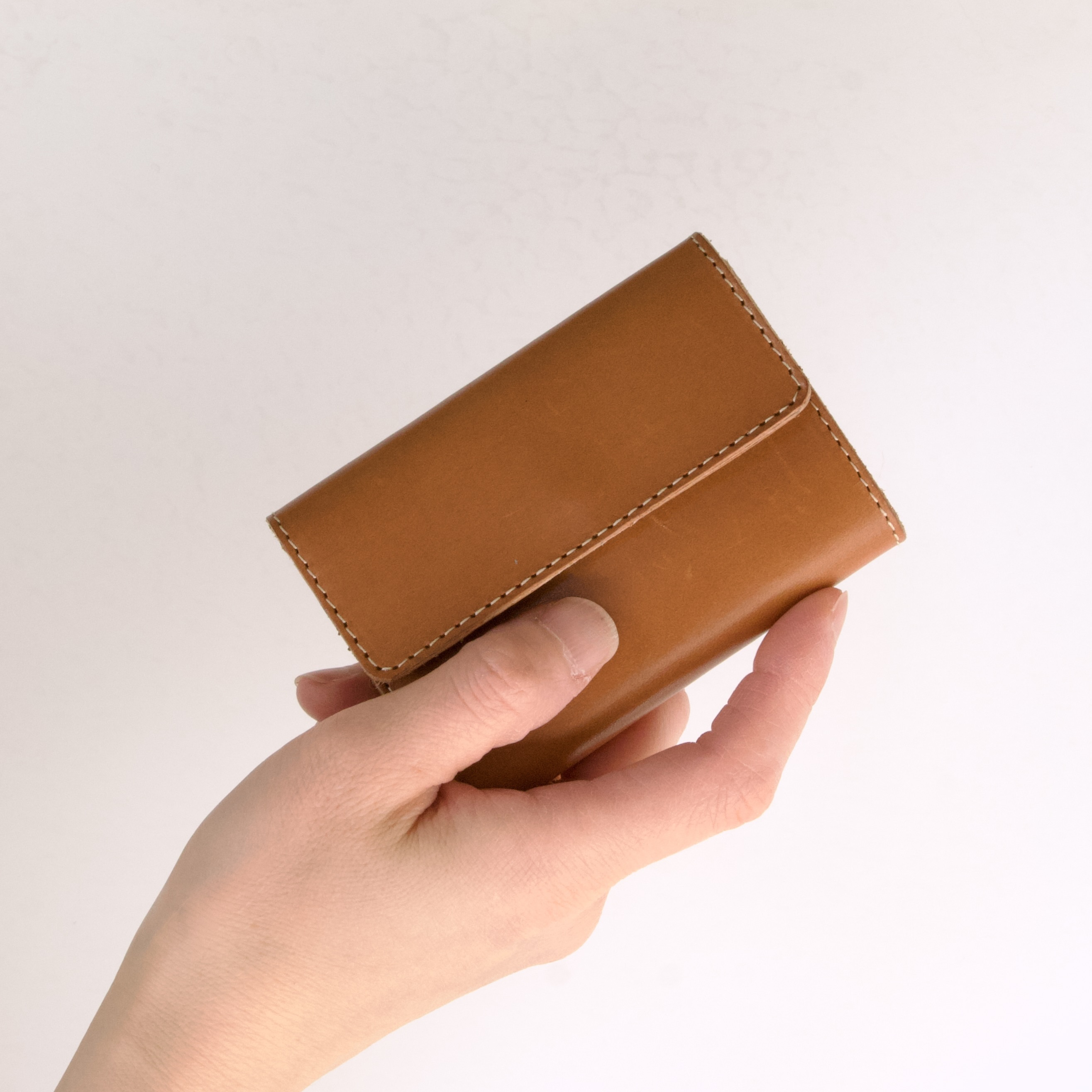小さいカードサイズのコンパクトな三つ折り財布（お札折らない
