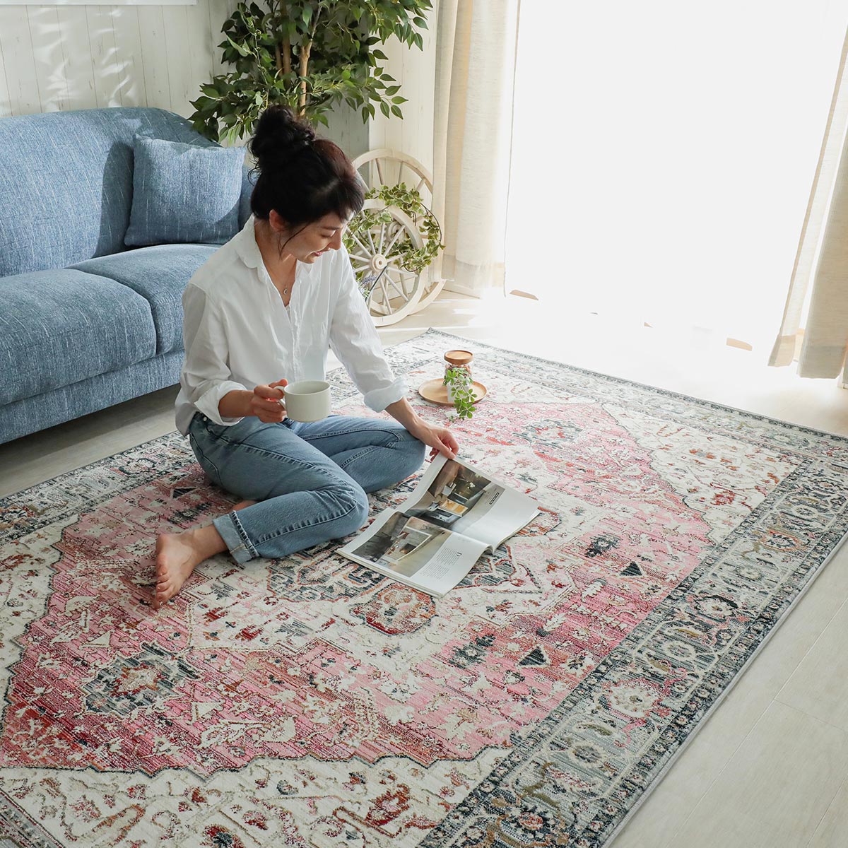 かすれたビンテージ調カラーが空間を引き締める。トルコ製ウィルトン織