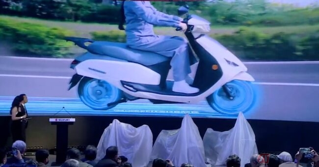スズキ新型電動スクーター「e-ACCESS」発表 世界戦略型BEVをインドから