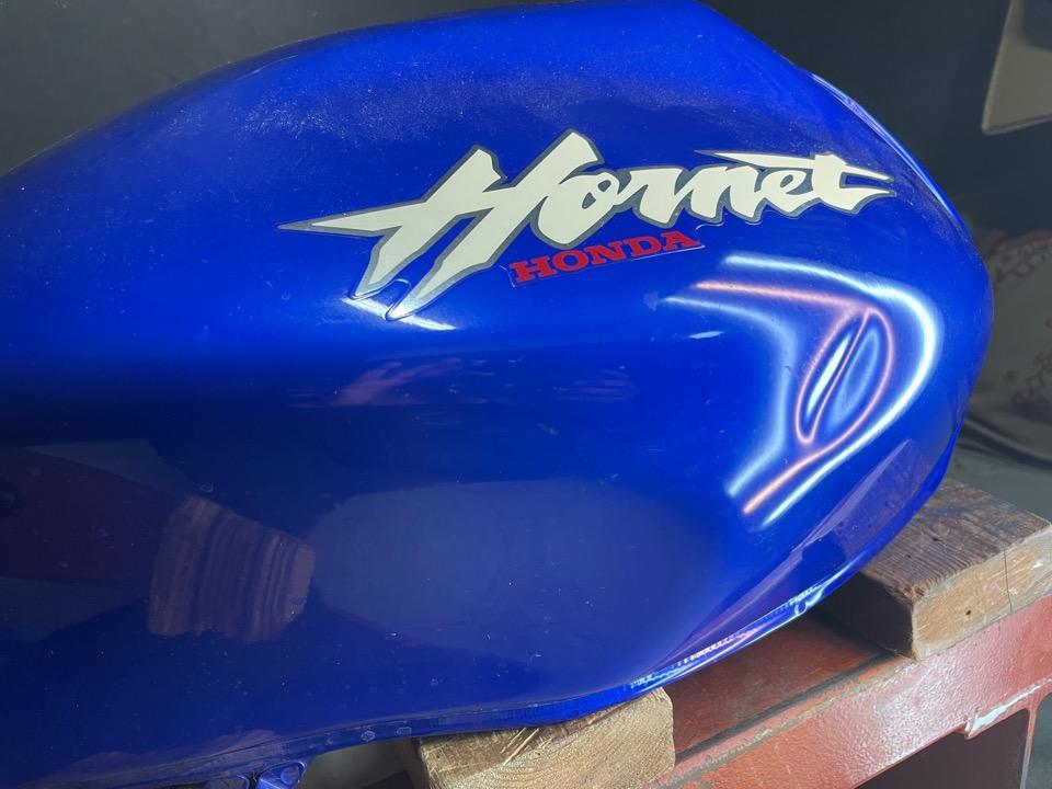 ホンダ ホーネット250のタンク角のガッツリ凹み。群馬県 | バイク