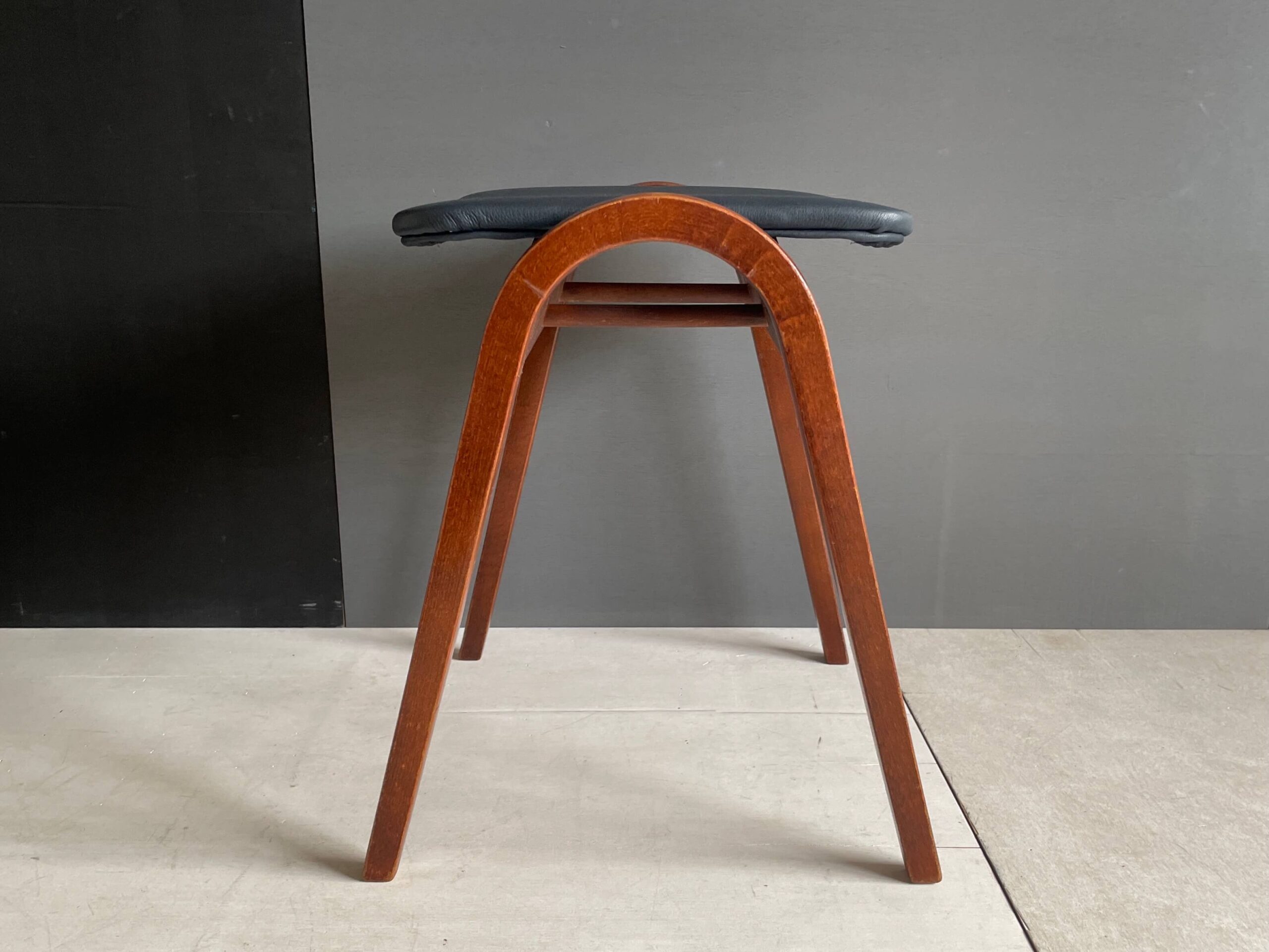 No.10106C「秋田木工スツール〈No.202〉本革/ネイビー：剣持勇」SOLD