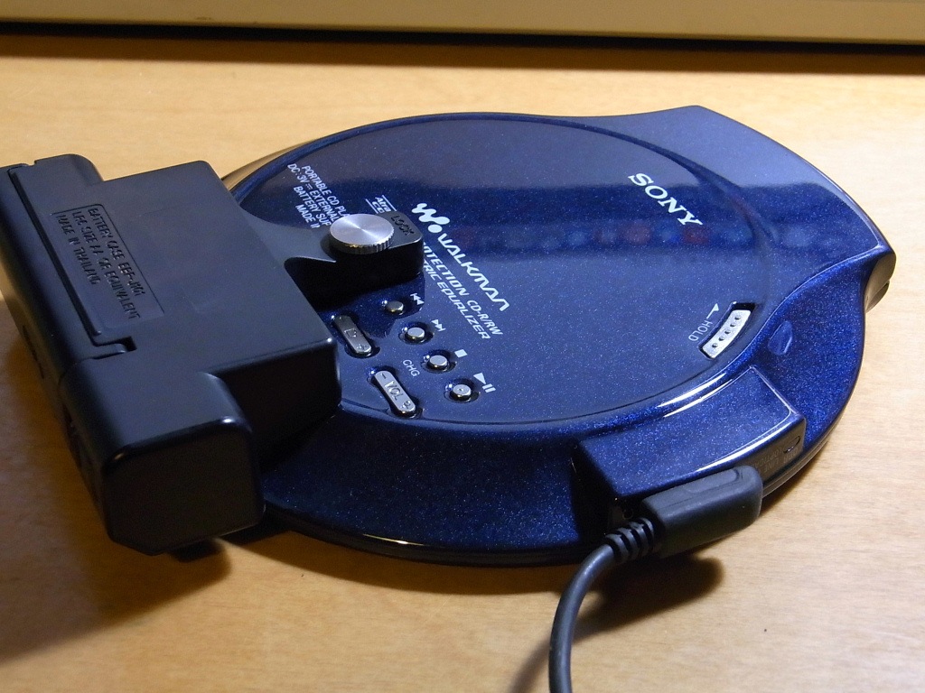 卓上オーディオ (Tabletop Audio): ポータブルCDプレイヤー(SONY D-NE20)