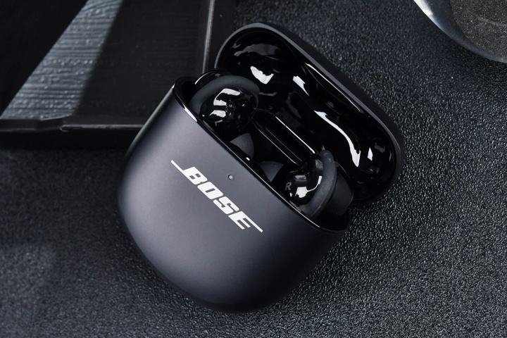 Boseの完全ワイヤレスイヤホン『QuietComfort Ultra Earbuds』の新旧