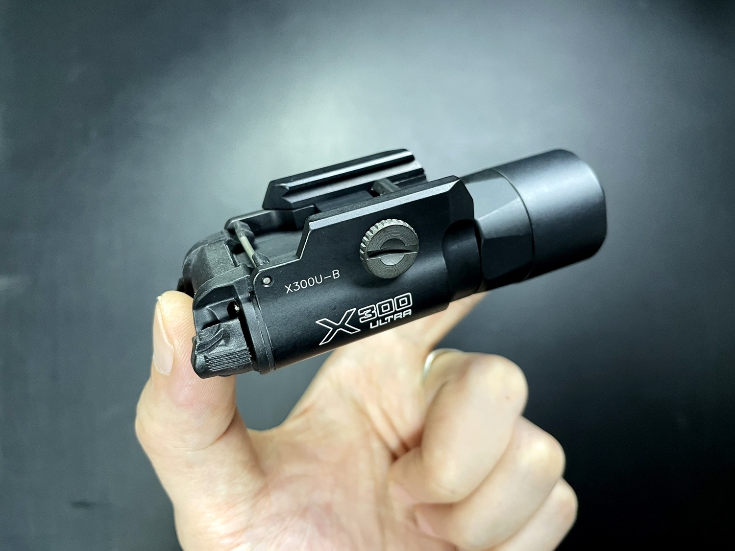 実物 SUREFIRE X300 U-B 1000 LUMENS LED HANDGUN WEAPON LIGHT