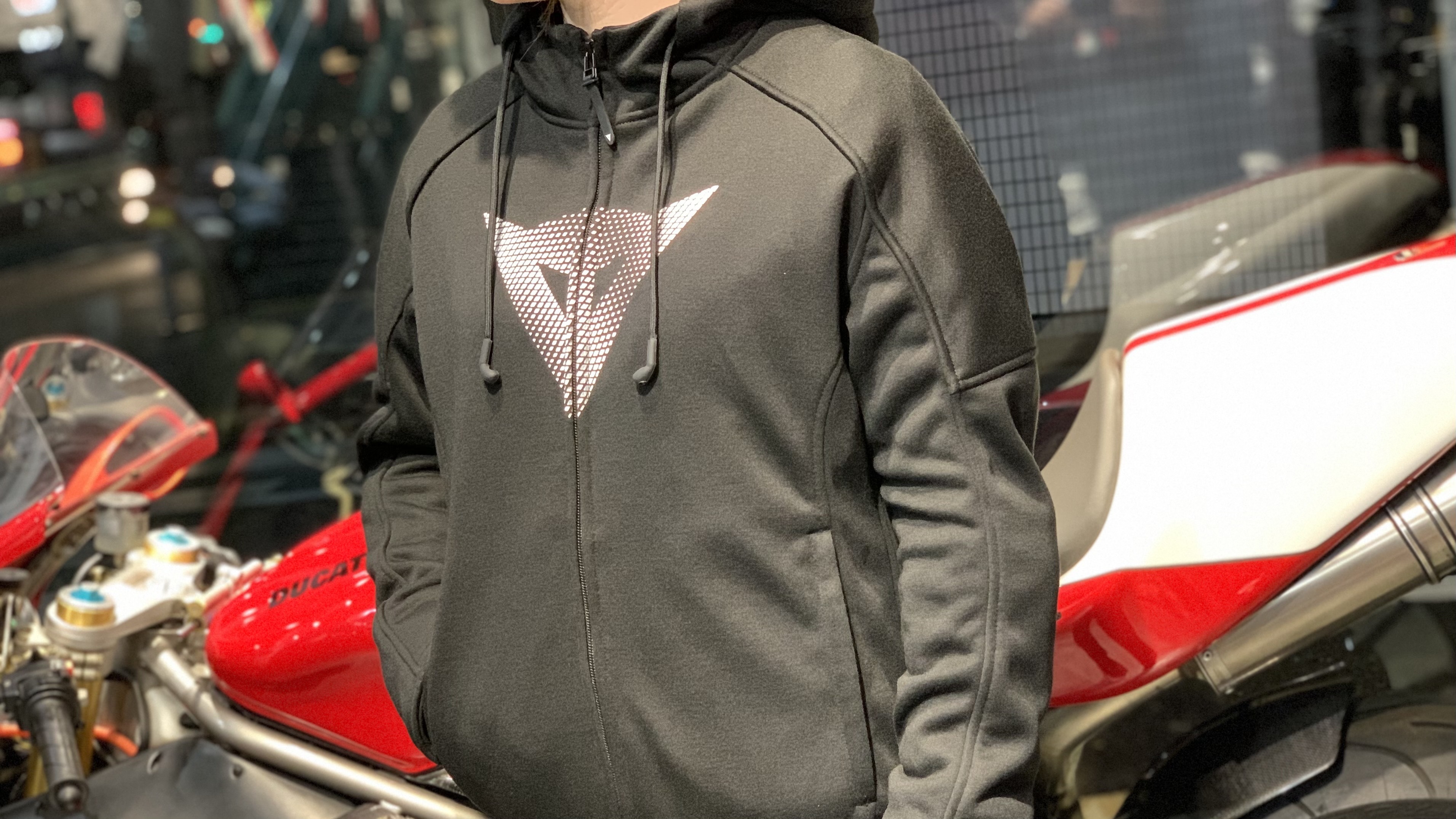 都市の風景に溶け込む新作レディースジャケット 