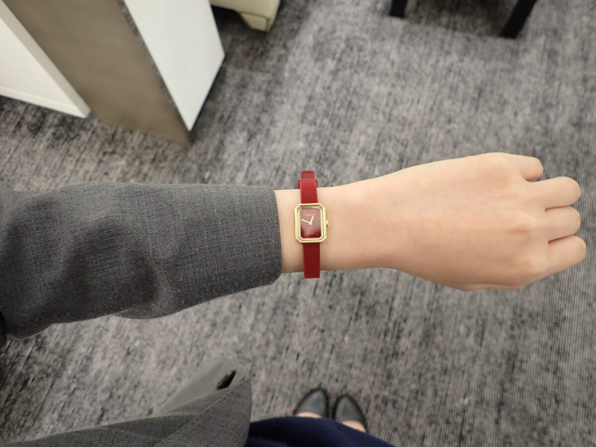 シャネル】『プルミエール リボン』のブラックとレッドの違いって？2本