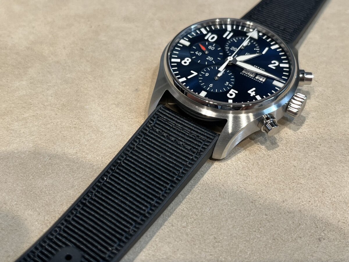 IWC「ブルー文字盤のパイロットウォッチ」にブラックカラーのベルトを
