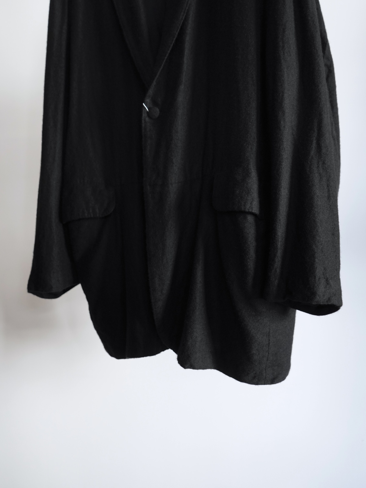 COMOLI」カシミヤシルクフロックコート