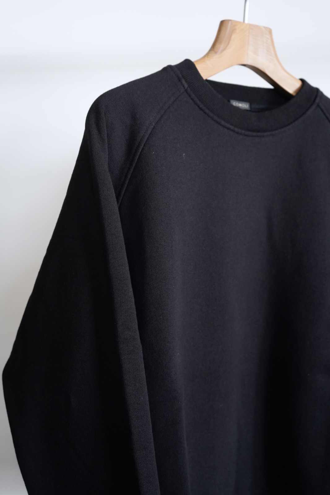 COMOLI」コットン裏毛クルーネック