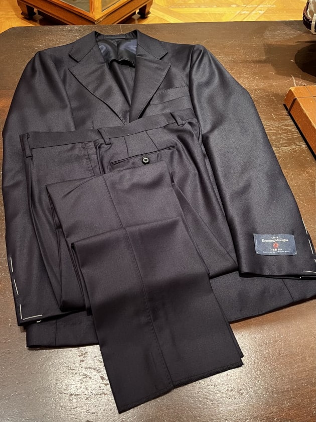 恒例の極上スーツ。〈Ermenegildo Zegna〉