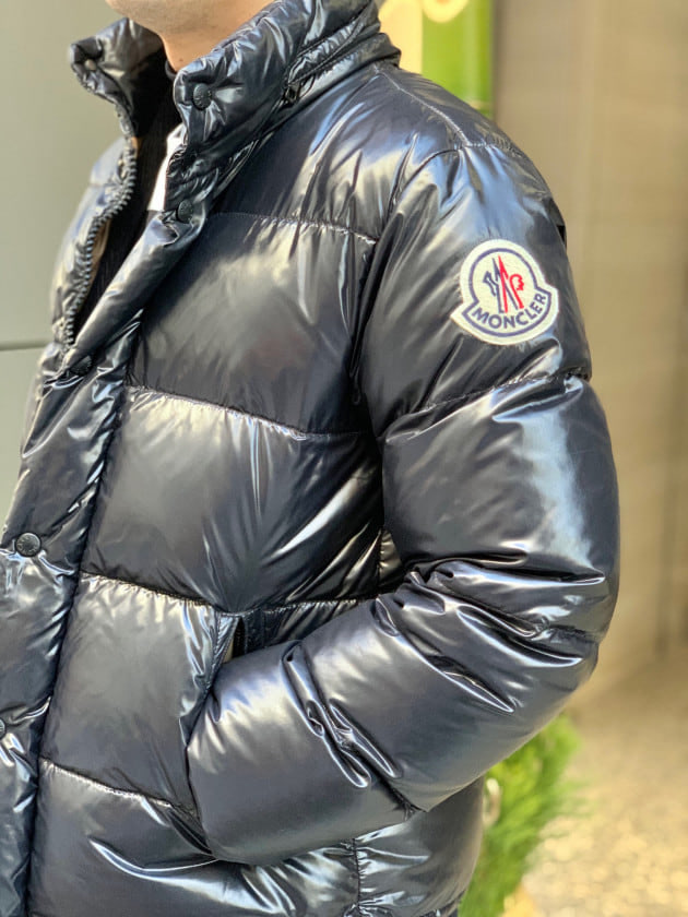 MONCLER〉フロントのブランドワッペンが目を引くダウンジャケットを