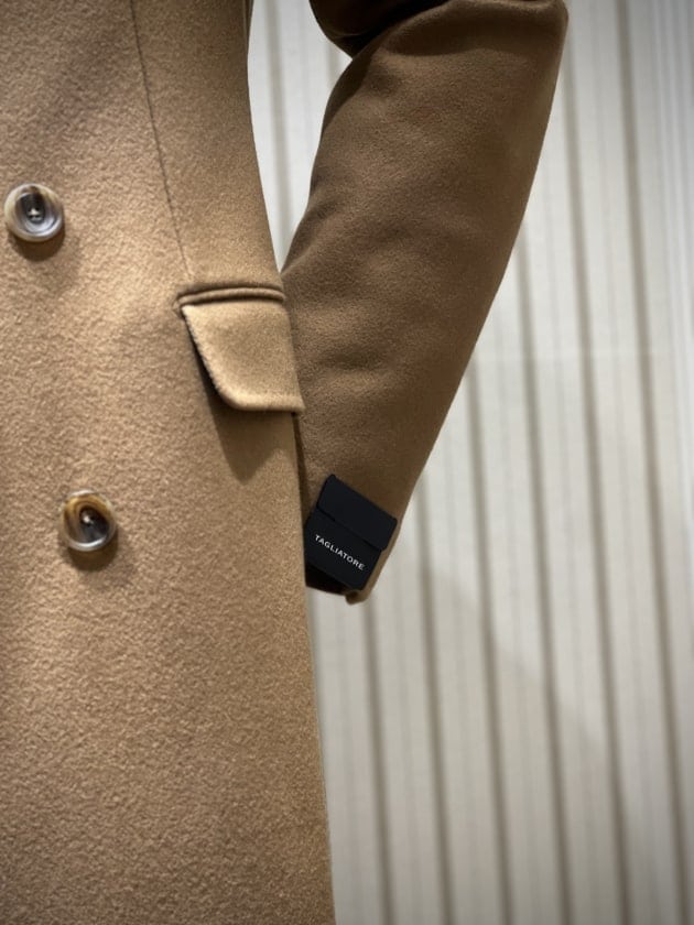 NEW WINDOW DISPLAY ＜TAGLIATORE＞ダブルブレストコート｜ビームス