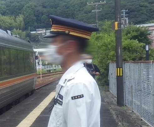 コラム】 JR東海の制帽の謎。金筋2本を探せの巻。（助役の帽子