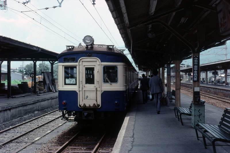 辰野駅にて - ただいま鉄道写真スキャン中