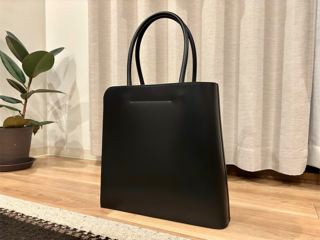 土屋鞄の〈ブラックヌメ〉ブックトート。 - 365日をJ棟で