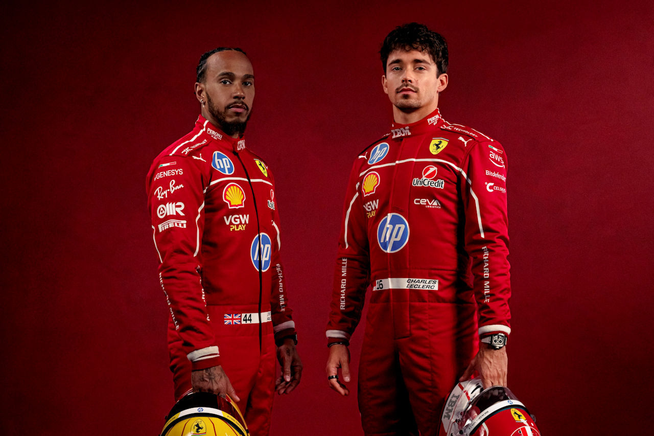 フェラーリが2025年用レーシングスーツを披露。今週、ハミルトンが