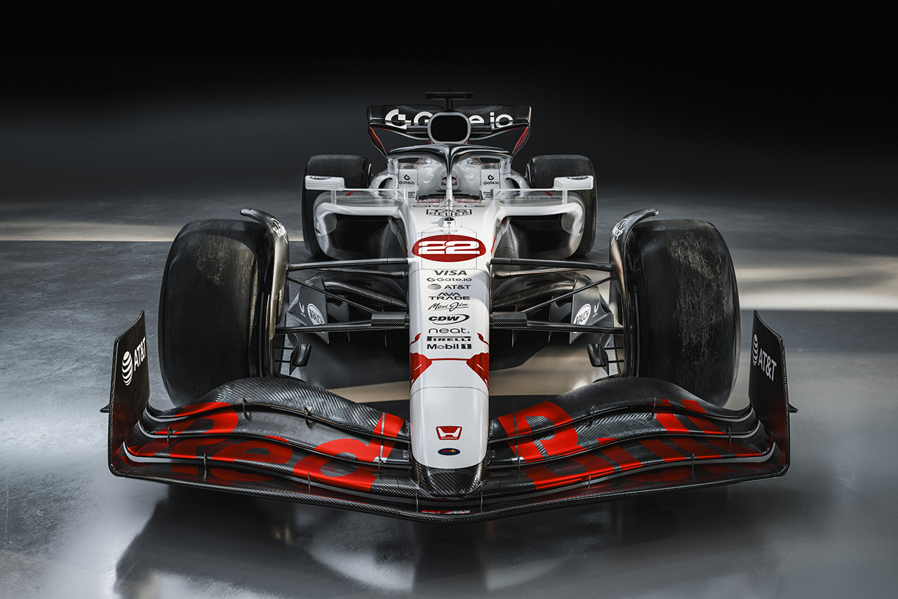 2025年F1第3戦日本GP特別カラーのレーシングスーツを着るマックス