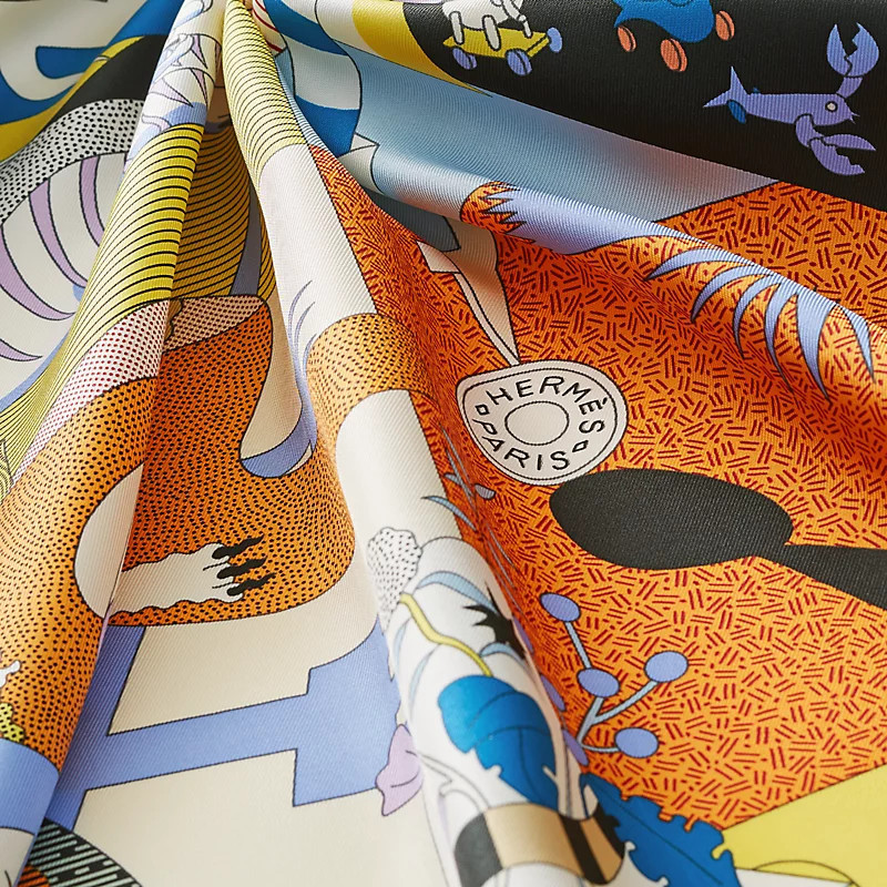 HERMES 新作 人気スカーフ カレ 90 シルク ロゴ Ca Decoiffe ! (HERMES