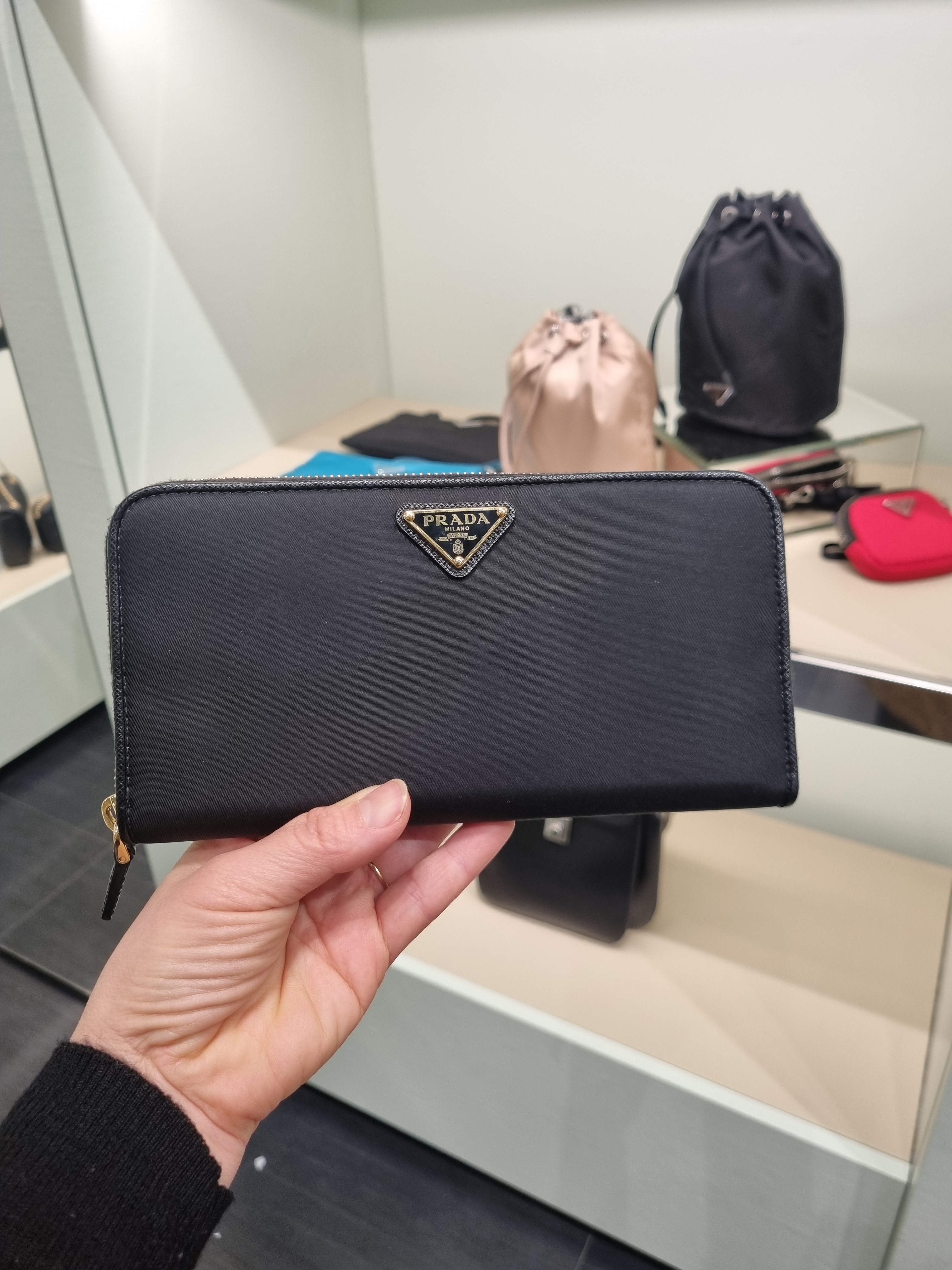 100％本物保証】PRADA ZIP AROUND 長財布 ☆直営店☆ 三角ロゴ (PRADA