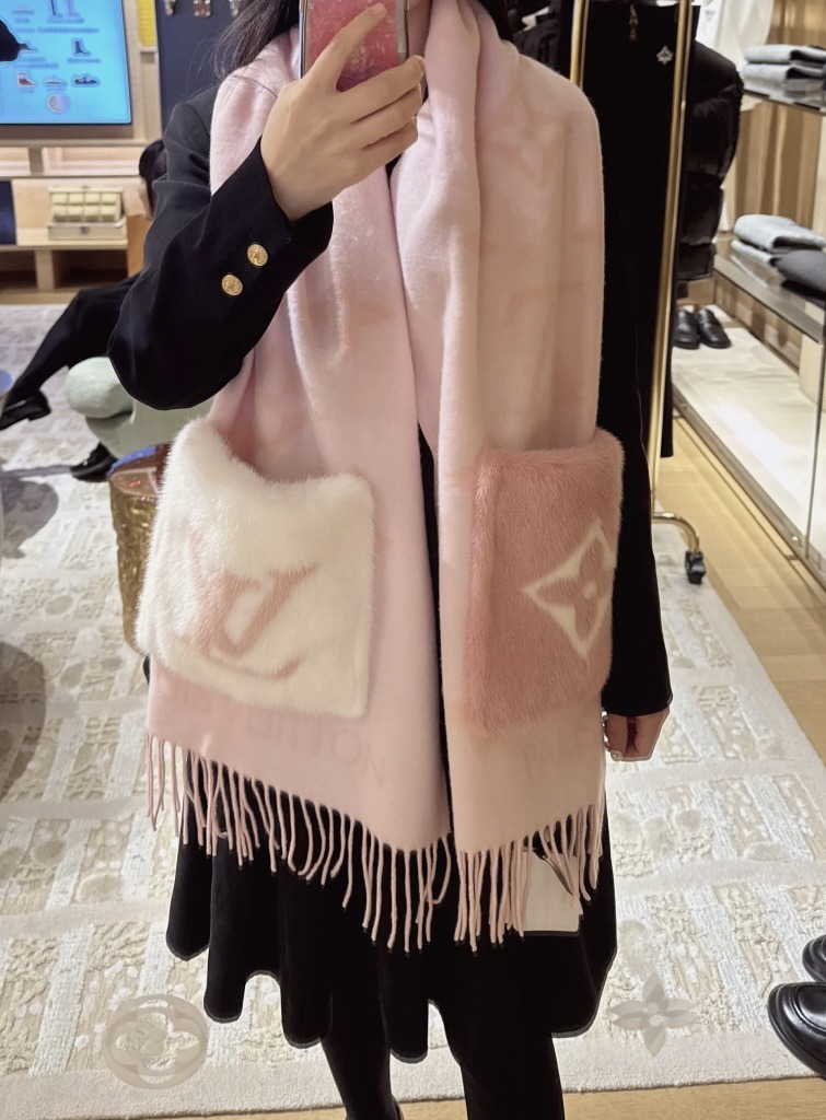 ふわふわポケットに癒される LouisVuitton カシミヤマフラー (Louis