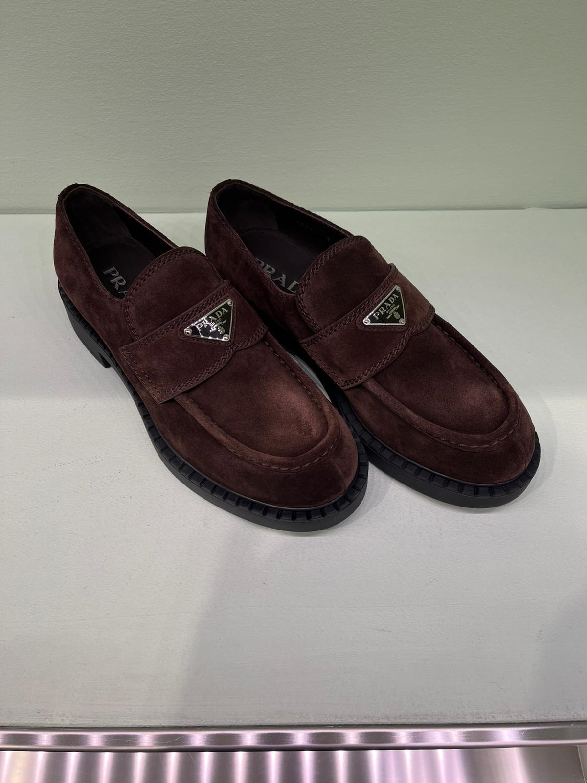 PRADA☆ダークブラウンチョコレートスエードローファー (PRADA/ドレス